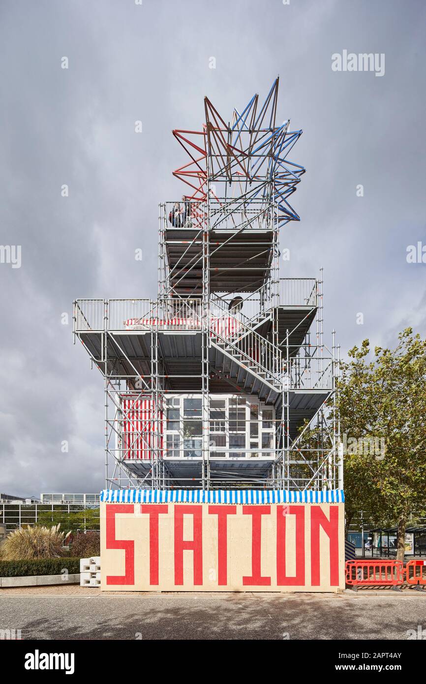 Vordere Erhöhung des Utopia Station-Turms. Festival of Creative Urban Living, Milton Keynes, Großbritannien. Architekt: Raumlabourberlin, 2019. Stockfoto