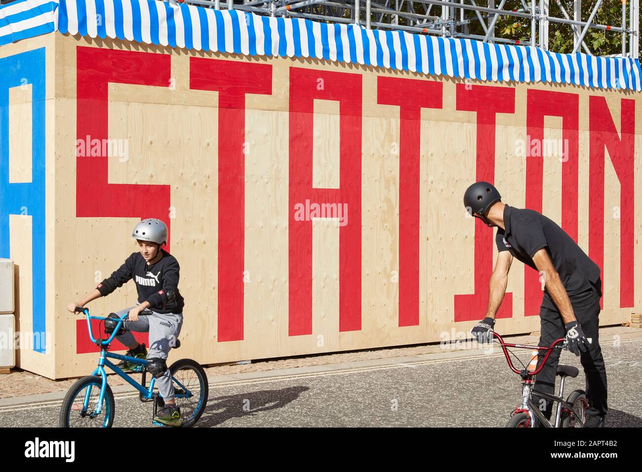 Schriftzug Logo des Utopia Station-Turms. Festival of Creative Urban Living, Milton Keynes, Großbritannien. Architekt: Raumlabourberlin, 2019. Stockfoto