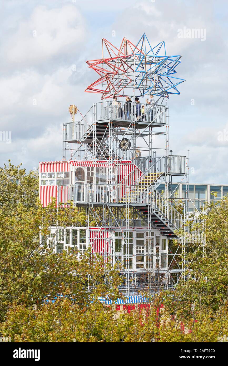 Verspielte Struktur des Utopia Station-Turms in Laub eingebettet. Festival of Creative Urban Living, Milton Keynes, Großbritannien. Architekt: Raumlaborb Stockfoto