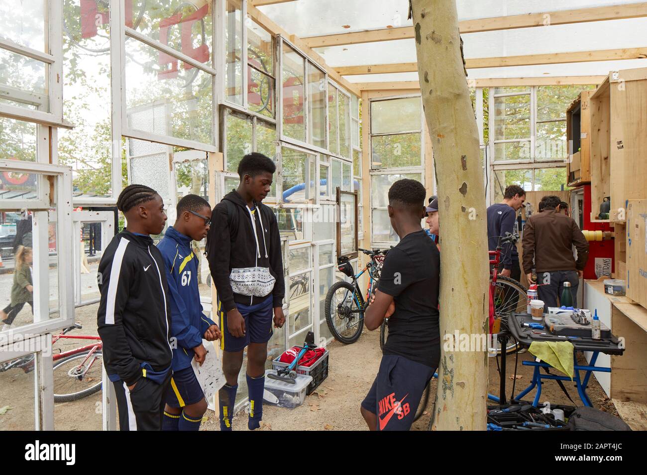 Fahrradschule mit Reparaturteam auf Festival Campus. Festival of Creative Urban Living, Milton Keynes, Großbritannien. Architekt: Raumlabourberlin, 2019. Stockfoto