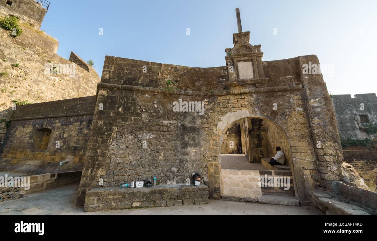 DIU, Indien - Dezember 2018: Die Außenfassade eines Torways im Inneren der alten Portugiesen baute Diu Fort auf der Insel Diu. Stockfoto