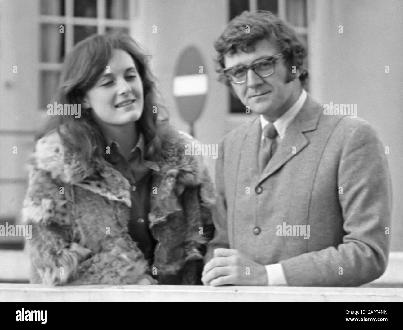 TV-Regisseur Kevin Billington en Echtgenote Lady Rachel in Binnenstad van Amsterdam (Regisseur-Film Interlude) 12. november 1968 Stockfoto