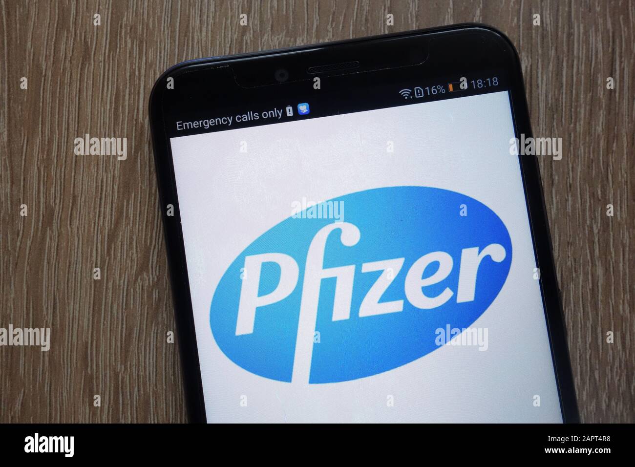 Das Pfizer-Logo wird auf einem modernen Smartphone angezeigt Stockfoto