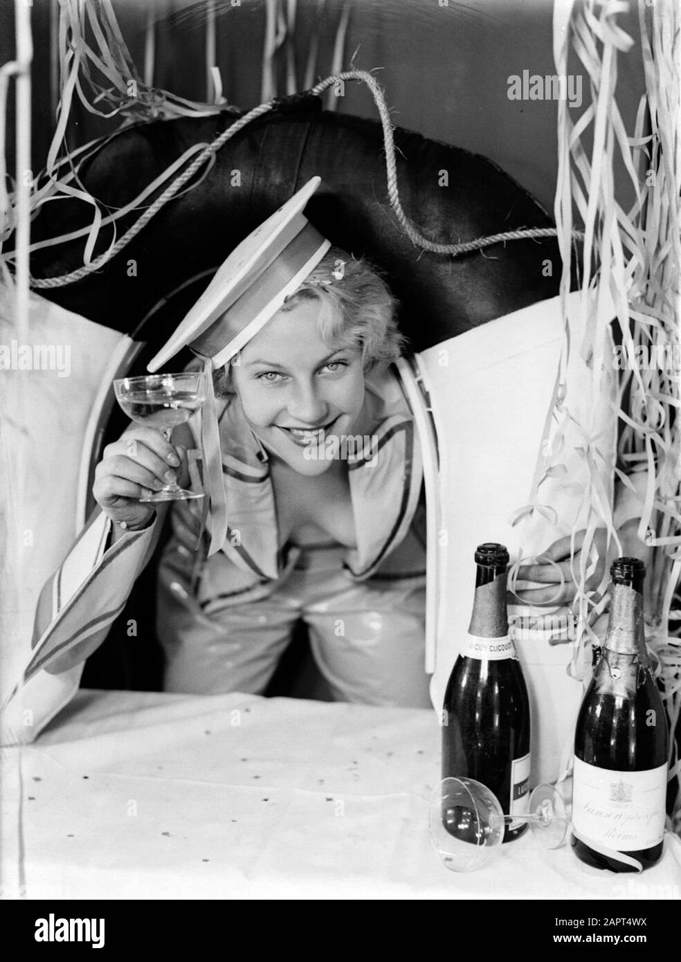 Frau im Matrosenanzug mit Champagner. Datum: 1933 Teilenummer: 189-0988 Stockfoto