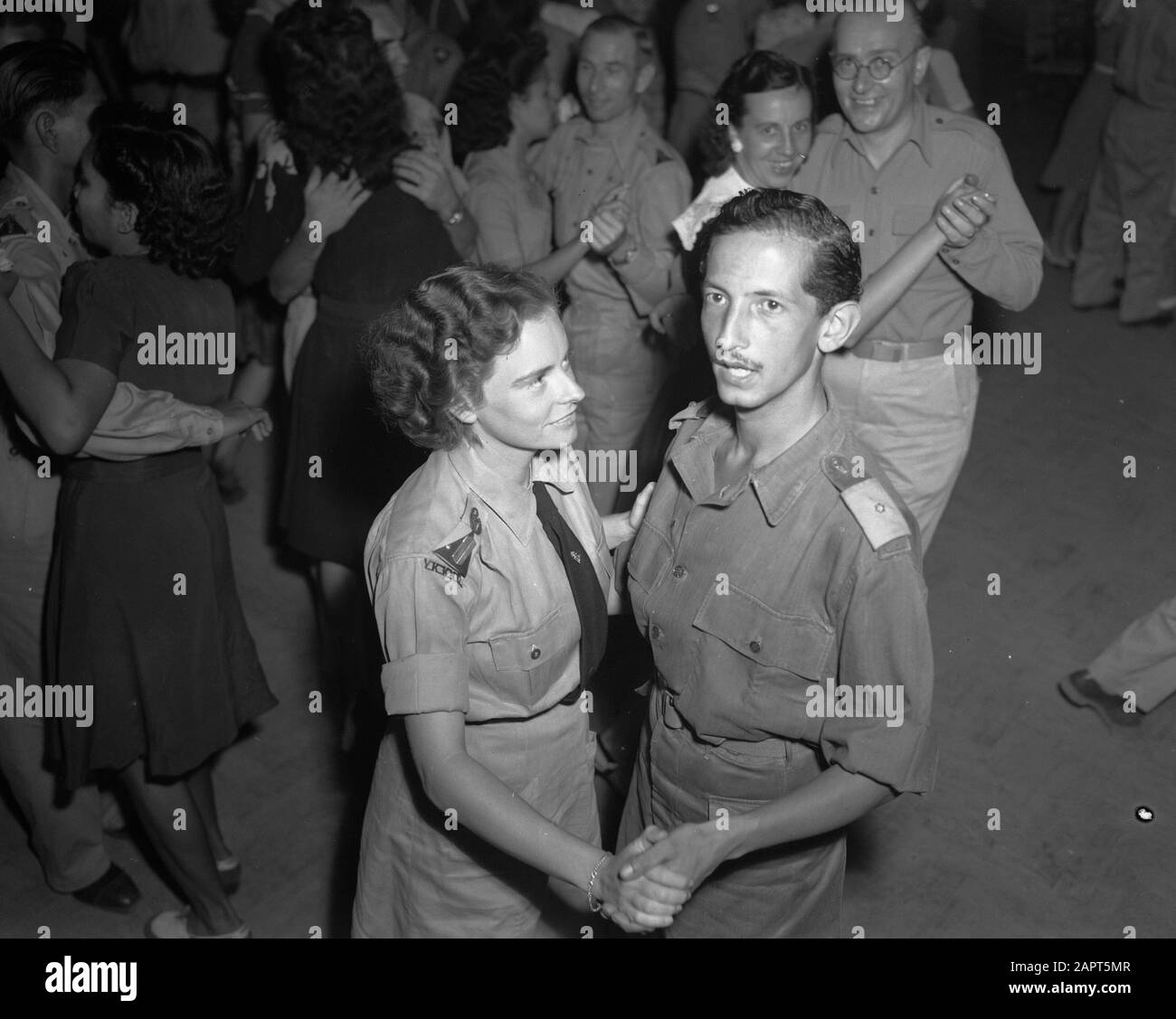 Fotos Artikel Brüder Frauenkorps KNIL Party Eve im Frauenkorps KNIL Anmerkung: Der Mann mit Schnurrbart und Rang eines 2. Leutnants kommt auf weitere Fotos in der Sammlung für und ist wahrscheinlich jemand aus Armeekontakte. Die Frau auf der rechten Seite ist wahrscheinlich mej. Willinck Datum: Januar 1947 Ort: Batavia, Indonesien, Jakarta, Niederländisch-Ostindien Stockfoto