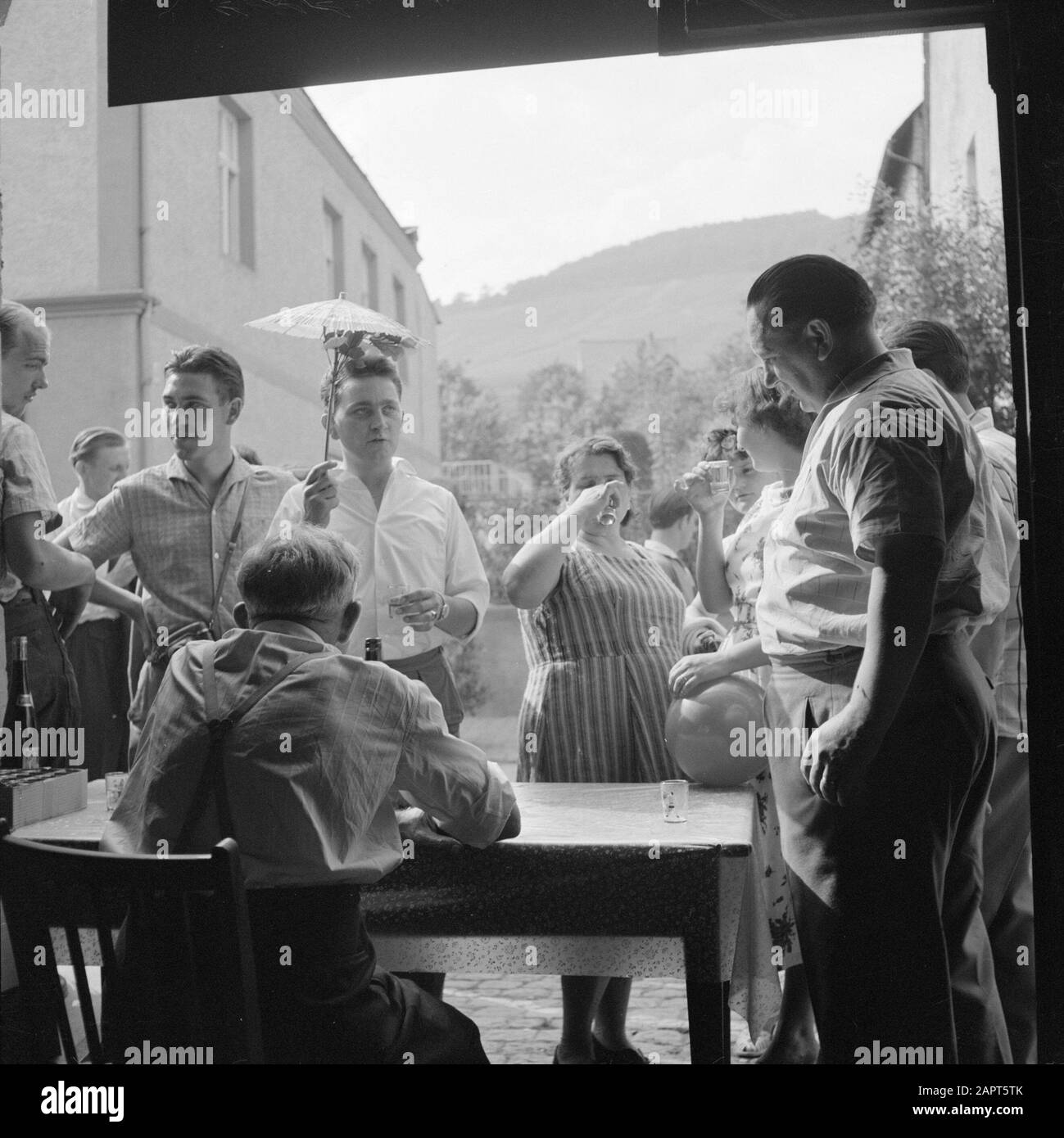 Mosel: Kostüm- und Weinfest Partygänger am Eingang eines Weinunternehmens Datum: 4. Juli 1959 Standort: Deutschland, Kröv, Rheinland-Pfalz, Westdeutschland Schlagwörter: Tracht, Publikum, Volksfeste, Wein, Weinkeller Stockfoto