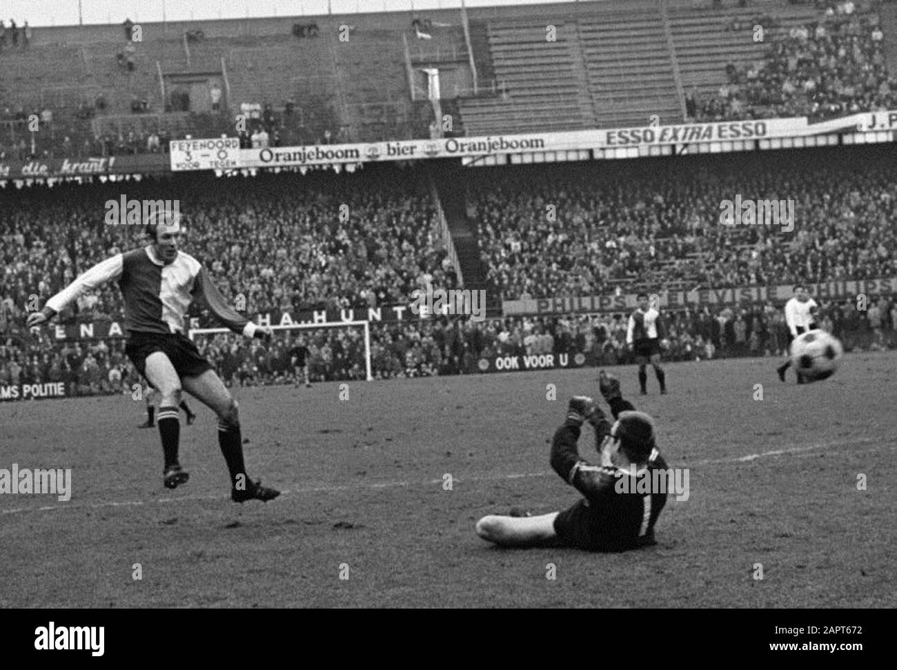 Feyenoord gegen NAC 5-0, Piet Vrauwdeunt erzielt 4-0 über NAC-Keeper Peter van der Merwe; Stockfoto