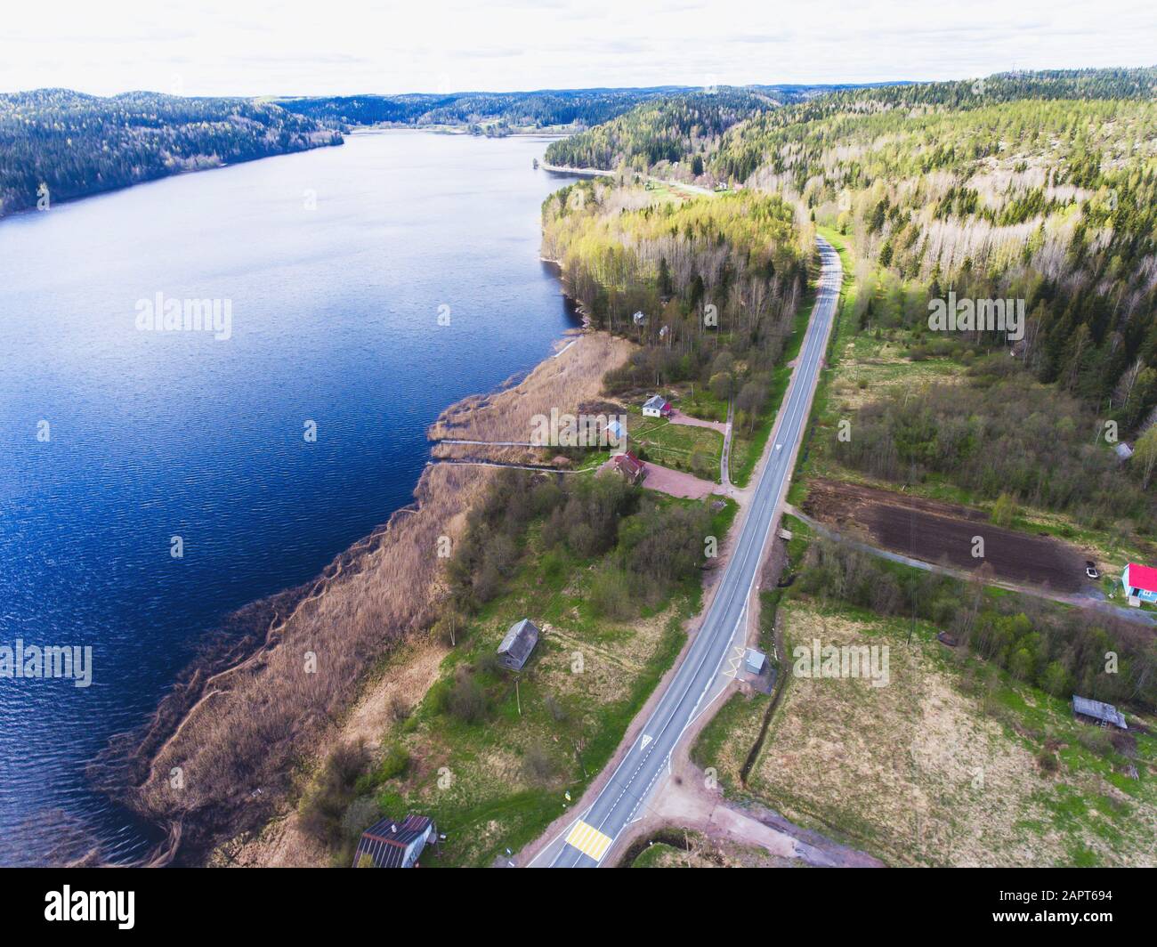 Schöner Blick von einer Straße durch den schönen See und Wald, auf beiden  Seiten mit Wasser umgeben, oben von Drohne, luftige leuchtende Pic  Stockfotografie - Alamy