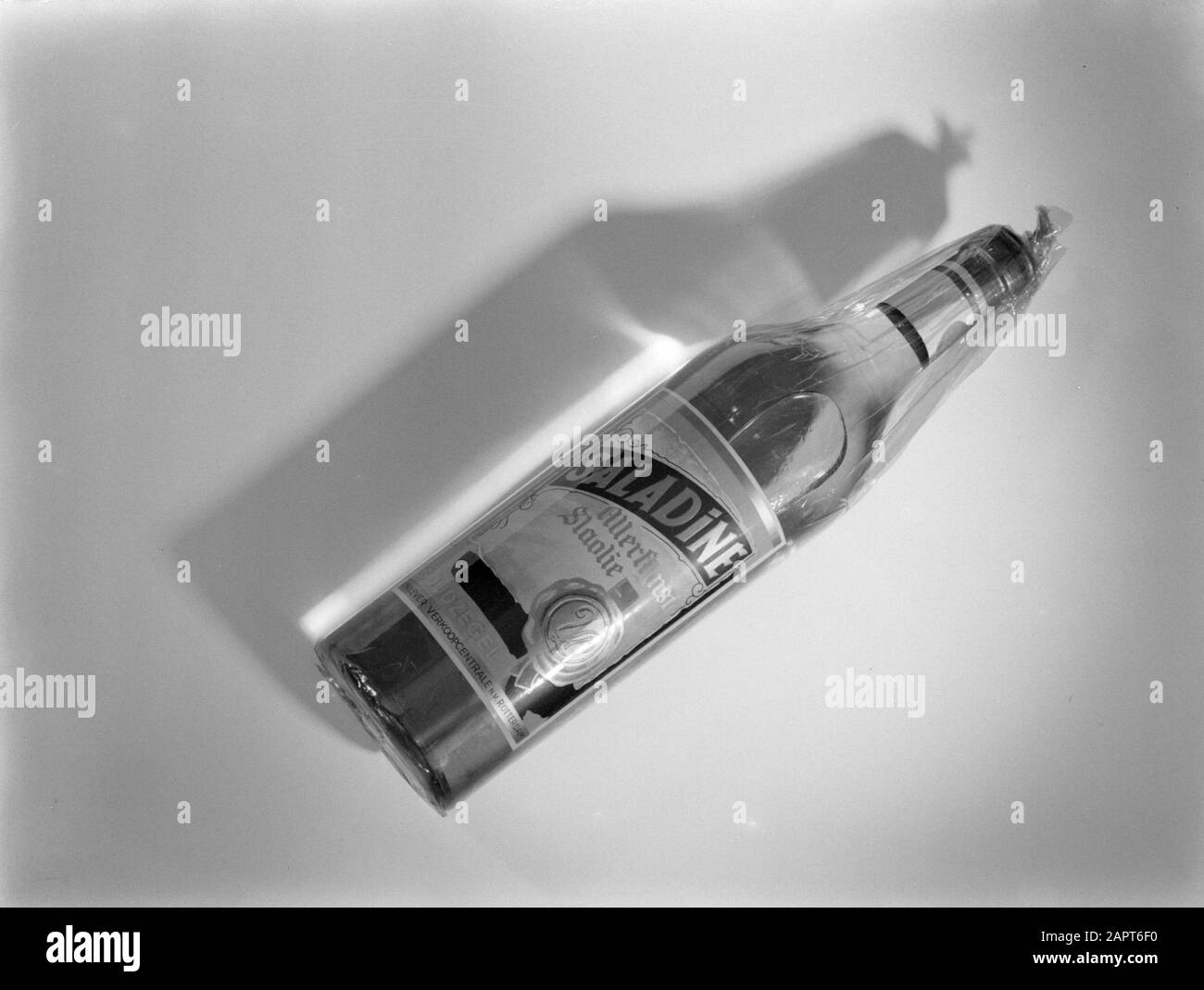 Werbung für Salatöl von Unilever Flasche Saladine feinstes Salatöl eingewickelt in Zellophan Datum: 1936 Stichwörter: Zellophan, Flaschen, Pflanzenöle, Werbemittelname: Unilever Stockfoto