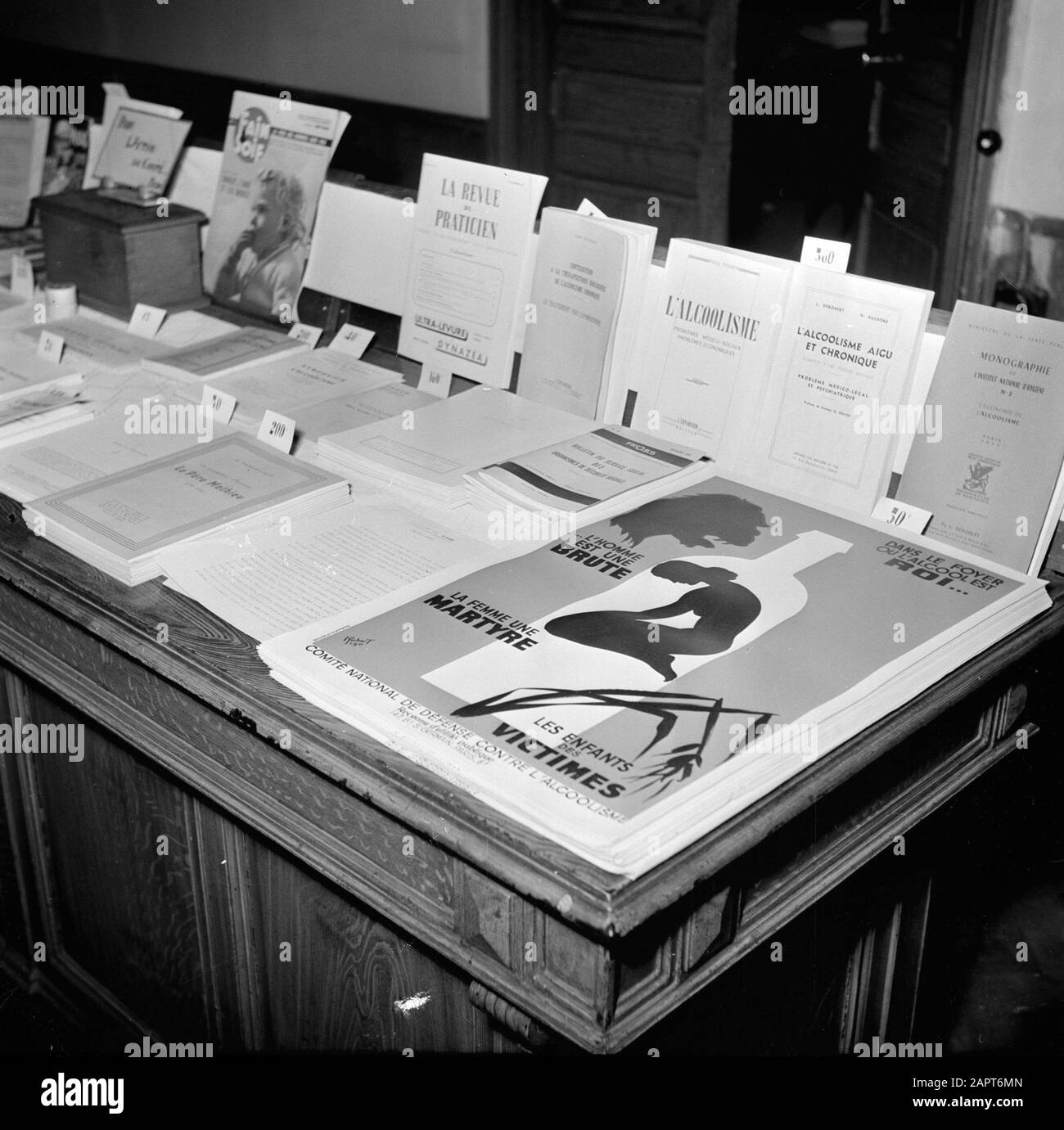 Das Nationale Komitee gegen Alkoholismus Prospekte und Plakate sind im Zentrum des nationalen Komitees gegen Alkoholismus Datum: Undatierter Ort: Frankreich, Paris Stichwörter: Plakate, Plakate Alkoholismus, Anti-Alkoholismus, Bücher, Flugblätter Stockfoto