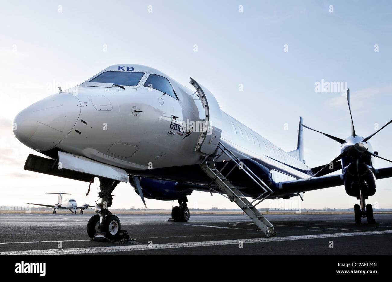 Ein zweimotorige Hochgeschwindigkeits-Turboprop-Verkehrsflugzeug der Fluggesellschaft Eastern Airways SAAB 2000 auf dem Teesside International Airport im County Durham, Großbritannien. Foto von Stuart B. Stockfoto