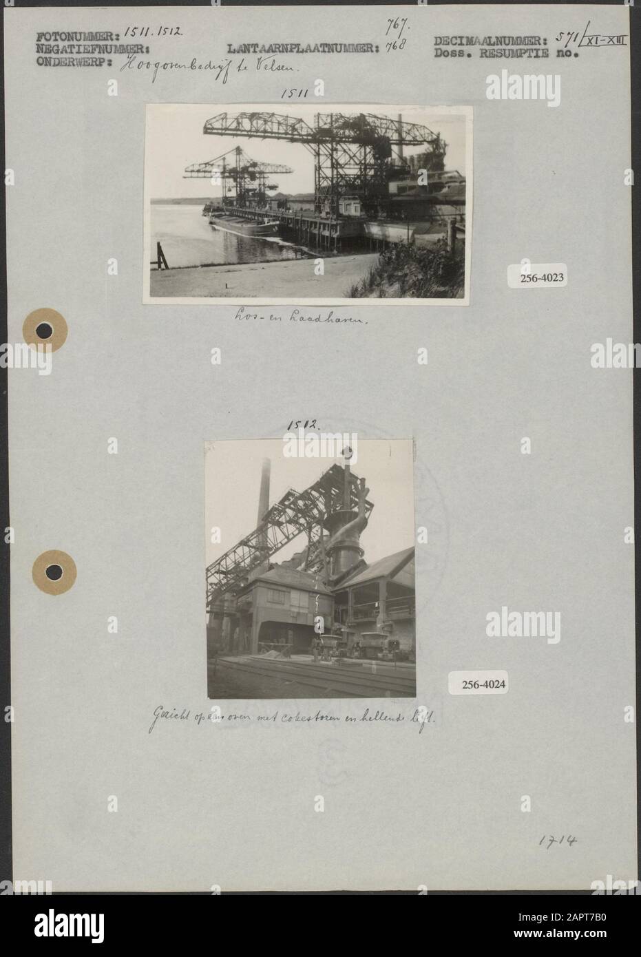 Bestovenbedrijf Foto 1: Bestovenbedrijf in Velsen (IJmuiden); Lade- und Entladehafen (6,5 x 11 cm; unbekannt) Foto 2: Hochofen in Velsen (IJmuiden); Gesicht eines Ofens mit Kokestoren und Schrägaufzug (8,5 x 7 cm; unbekannt) Datum: Undatierter Standort: IJmuiden, Noordsen, Niederlande, Wörter: Schlüsselborte: Veldorsen Stockfoto