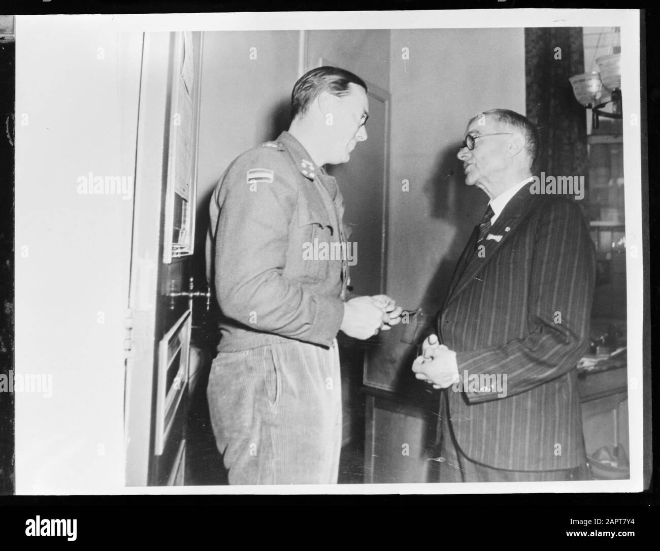Reproduktionsfotografie Foto eines Fotos von Prinz Bernhard im Gespräch mit einem Herrn, wahrscheinlich in Nijmegen Datum: 1945 Schlagwörter: Befreiung Personenname: Bernhard (Prinz Niederlande) Stockfoto