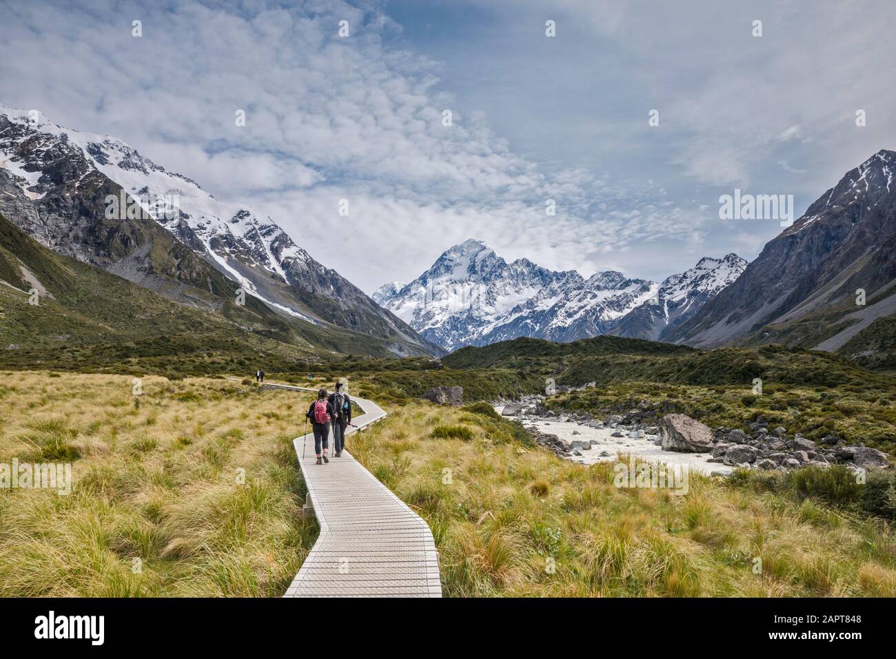Aoraki Mount Cook, Wanderer am Hooker Valley Track, Südalpen, Aoraki Mount Cook National Park, Canterbury Region, South Island, Neuseeland Stockfoto