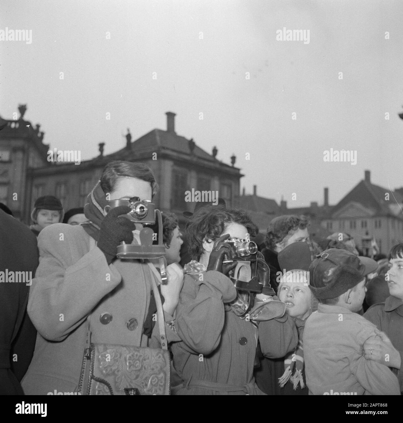 55-jähriges Jubiläum des Königs Friedrich IX. Fotografierte Zuschauer auf dem Platz des Schlosses Amalienborg zu Ehren des Königs Geburtstag Datum: 11. März 1954 Ort: Dänemark, Kopenhagen Stichwörter: Fotoausrüstung, Fotografen, Kinder, Paläste, Polizei, Öffentlichkeit, Geburtstage Stockfoto