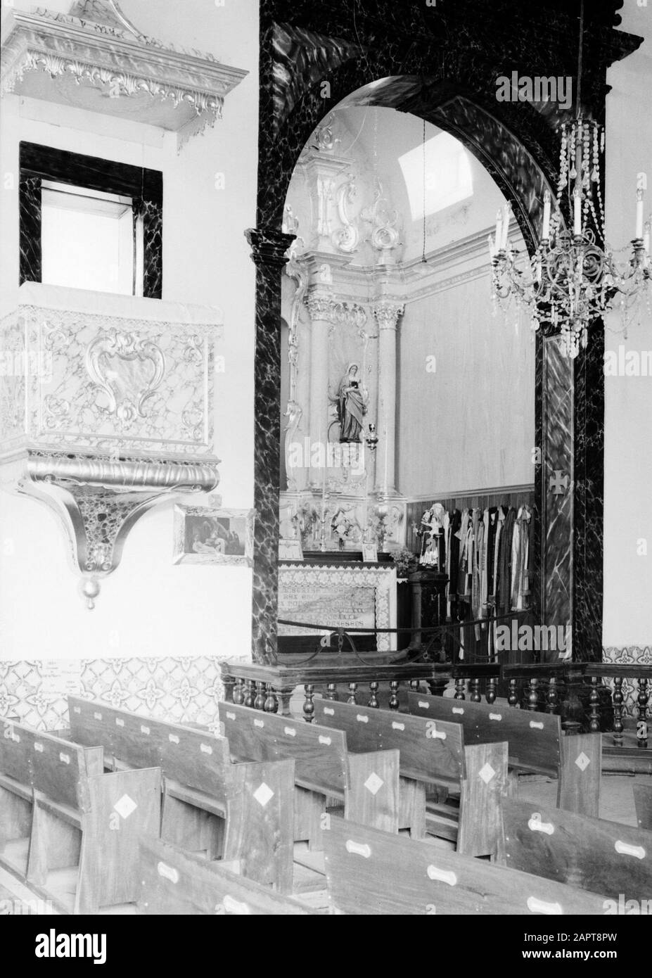 Madeira Funchal. Innere Wallfahrtskirche Igreja de Nossa Senhora do Monte: Blick auf einen Seitenaltar mit linker Kanzel Datum: 1934 Ort: Funchal, Madeira, Portugal Schlüsselwörter: Pilgerreisen, Statuen von Heiligen, Innenraum, Kirchenbauten Stockfoto