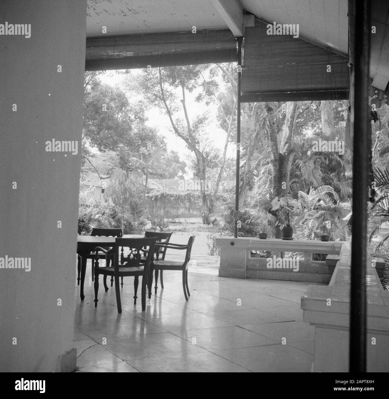 Kriegsfreiwillige in Malakka und Indonesia Gallery of Spelderholt, dem Sitz des Verbindungsdienstes auf dem Königsplatz in Batavia Anmerkung: Der Name Spelderholt erinnert an den gleichnamigen Sitz von Prinz Bernhard in Apeldoorn in der Zeit vor der Befreiung des Westens der Niederlande Datum: 1946 Lage: Batavia, Indonesien, Indonesien, Jakarta, Niederländisch-Ostindien Schlüsselwörter: Gebäude, Stühle Stockfoto