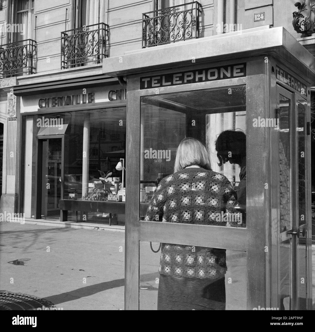 Pariser Bilder [Das Straßenleben von Paris] Verwendung einer Telefonzelle Datum: 1965 Standort: Frankreich, Paris Stichwörter: Straßenbilder, Telefonzellen Stockfoto