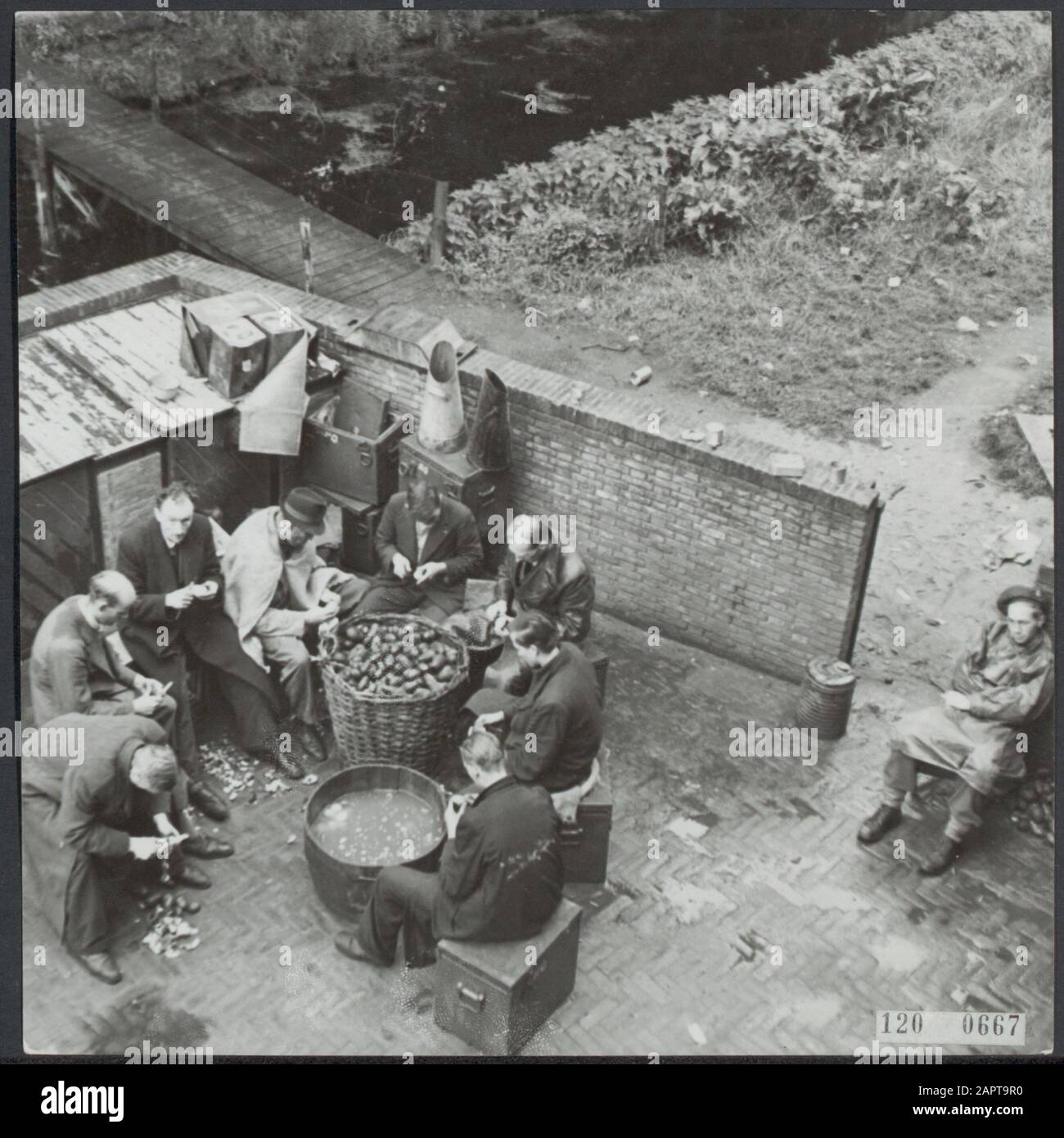 Internierte NSB-er an der Kartoffelschale in den Haag Datum: Juni 1945 Ort: Den Haag, Zuid-Holland Schlüsselwörter: Kollaborateure, Gefangene, Internierte, persönlicher Name des zweiten Weltkriegs: NSB Stockfoto