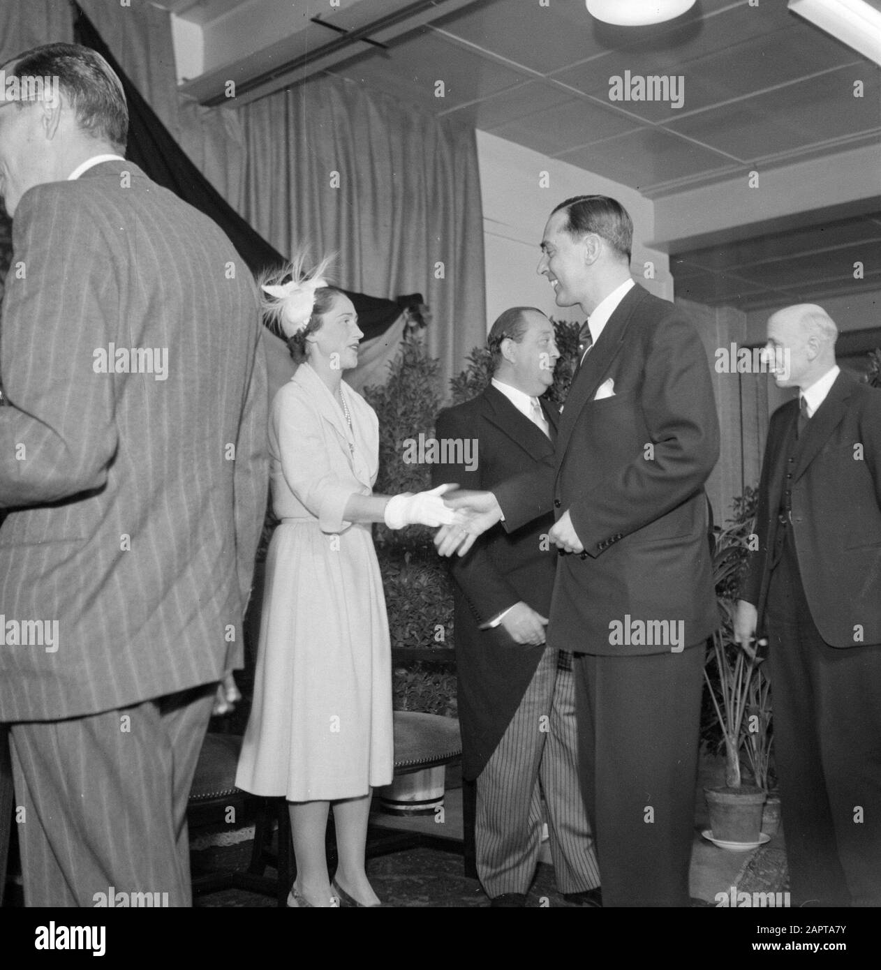 50-jähriges Jubiläum Zigarrenfabrik Karel i Eindhoven Geladene Gäste gratuliere Fabrikdirektor Jan van Abbe (Hintergrund rechts) und Frau (vermutlich Ehefrau von Jan oder Albert van Abbe) Datum: 1. Januar 1950 Ort: Eindhoven Schlüsselwörter: Fabriken, Kopfbedeckungen, Empfänge, Tabakindustrie persönlicher Name: Abbe, Jan van Stockfoto