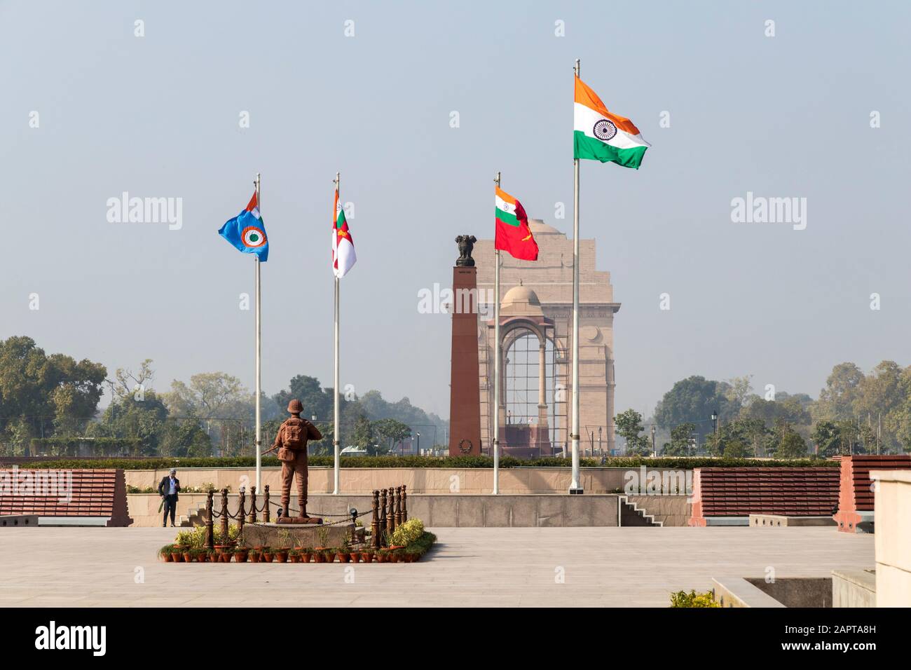 Delhi, Indien. Das India Gate, ein Kriegsdenkmal für 70.000 Soldaten der British Indian Army, die zwischen 1914 und 1921 im Ersten Weltkrieg ums Leben kamen Stockfoto