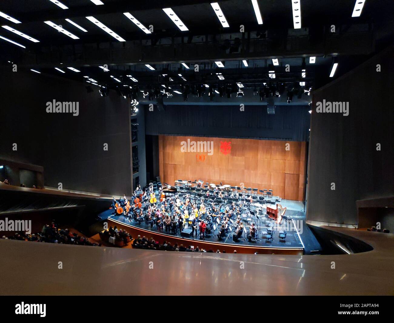 Florenz, ITALIEN - 1. JANUAR 2020: Am Neujahrstag besuchen die Menschen das jährliche Konzert im Opernhaus Florenz Stockfoto