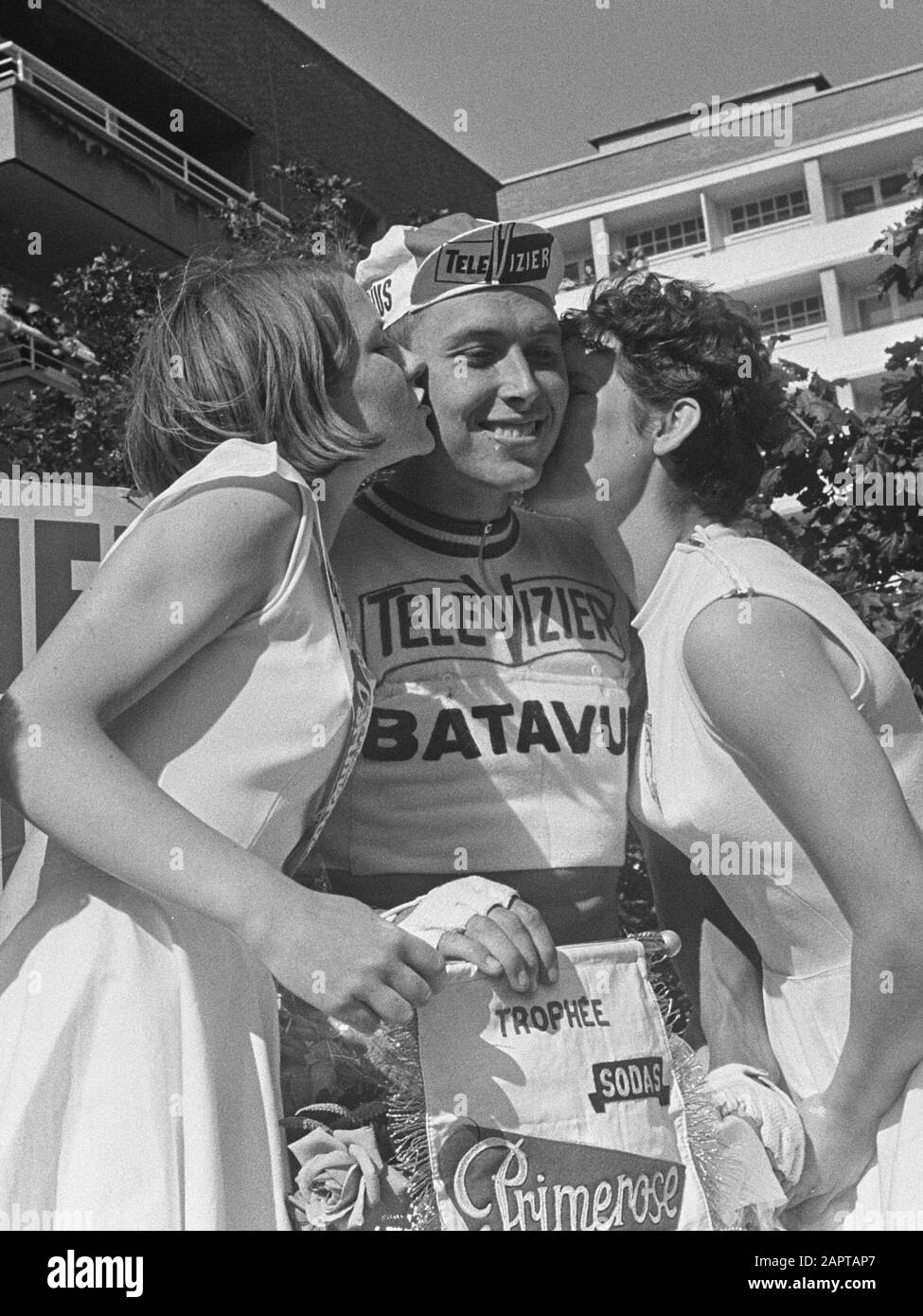 Tour de France, Gerben Karstens auf Ehrenplattform herzlichen Glückwunsch von zwei lokalen Reinigungskräften.; Stockfoto