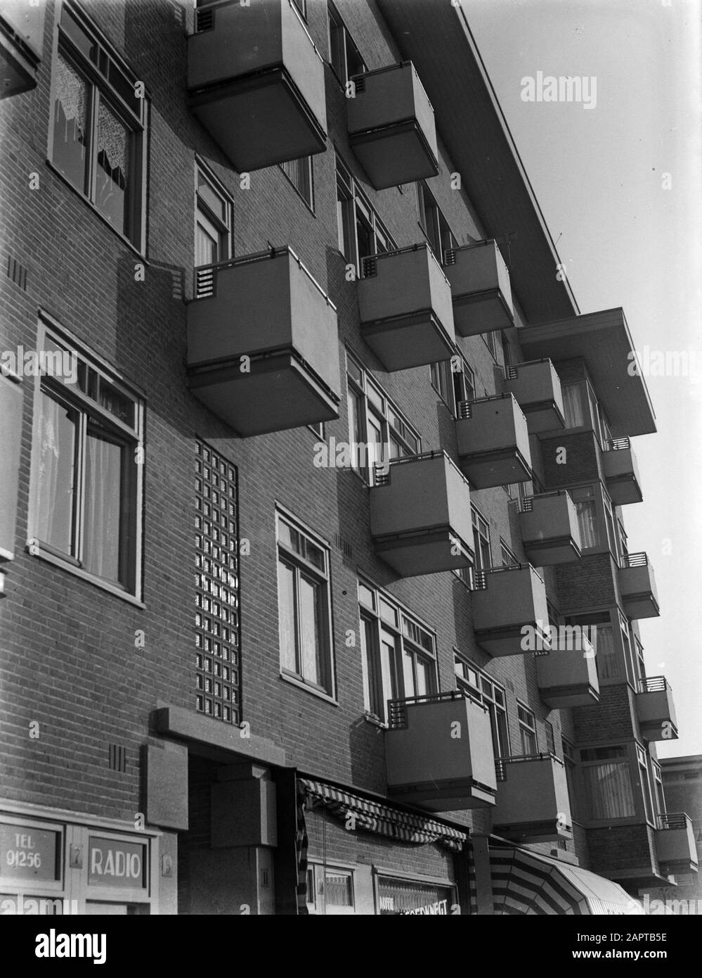 Olympiastadion und Stadionbuurt, Amsterdamer Fassadenansicht mit Balkons von Häusern am Stadionplein in Amsterdam-Zuid Anmerkung: Der Baustein mit Häusern und Geschäften aus den Jahren 1929 / 30 ist ein Entwurf der Architekten Eibink und Snellebrand Datum: 1931 Standort: Amsterdam, Noord-Holland Schlüsselwörter: Balkone, Häuser Stockfoto