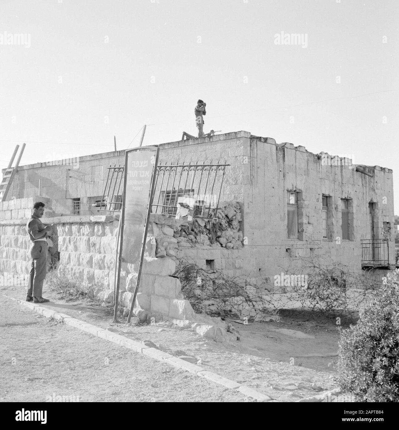 Israel 1964-1965: Jerusalem (Jerusalem), Militärbeobachtung bewaffnete Soldaten an und um einen Aussichtspunkt Anmerkung: Vermutlich wurde dieses Bild entlang der (ehemaligen) Grenze Israels und Jordaniens aufgenommen Datum: 1964 Ort: Israel, Jerusalem Schlüsselwörter: Militär, Stacheldraht, Ruinen, Lookouts, Uniformen, Waffen Stockfoto
