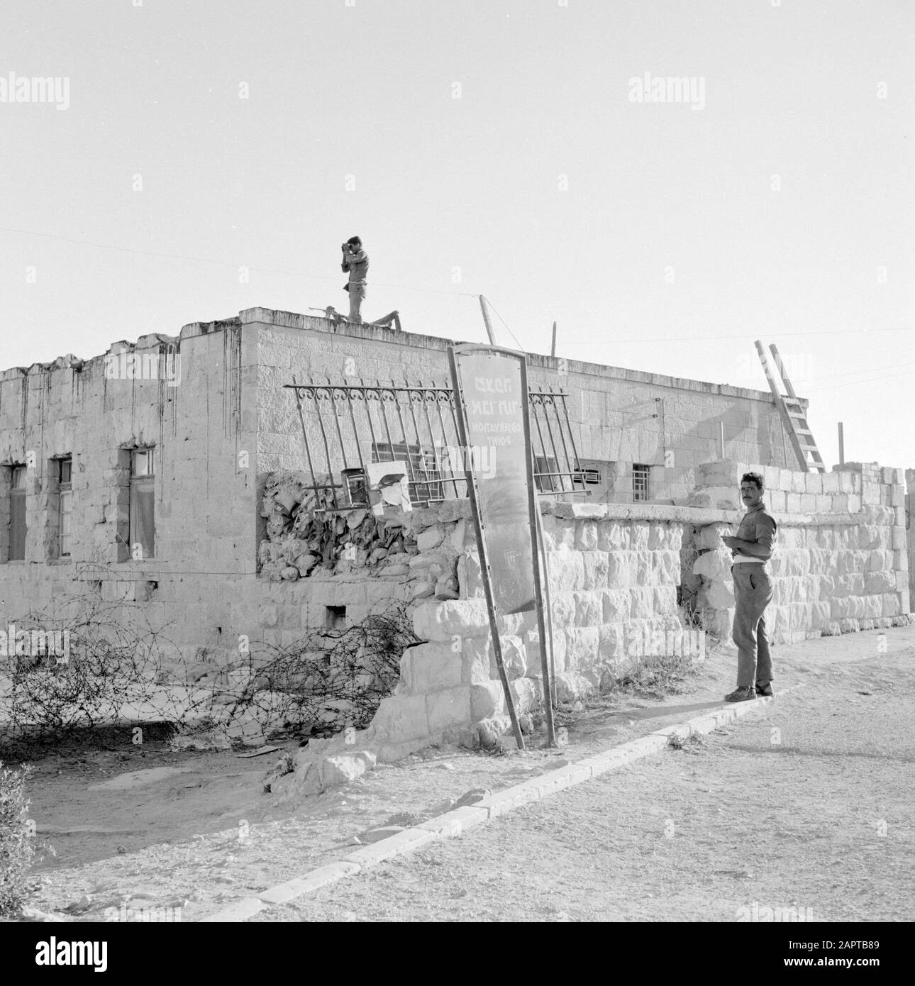 Israel 1964-1965: Jerusalem (Jerusalem), Militärbeobachtung bewaffnete Soldaten an und um einen Aussichtspunkt Anmerkung: Vermutlich wurde dieses Bild entlang der (ehemaligen) Grenze Israels und Jordaniens aufgenommen Datum: 1964 Ort: Israel, Jerusalem Schlüsselwörter: Militär, Stacheldraht, Ruinen, Lookouts, Uniformen, Waffen Stockfoto
