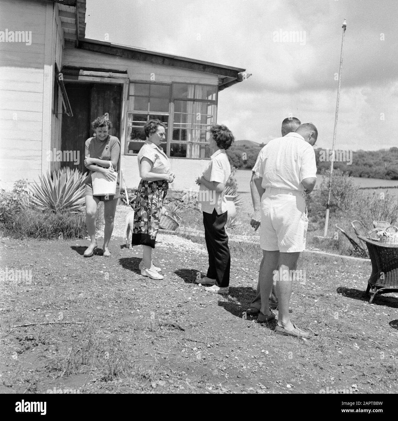 Niederländische Antillen und Suriname zum Zeitpunkt des königlichen Besuchs von Königin Juliana und Prinz Bernhard im Jahr 1955 Firma bei einer Belastung der Fuik Bay Datum: Oktober 1955 Ort: Curaçao Schlüsselwörter: Gastronomieeinrichtungen Stockfoto