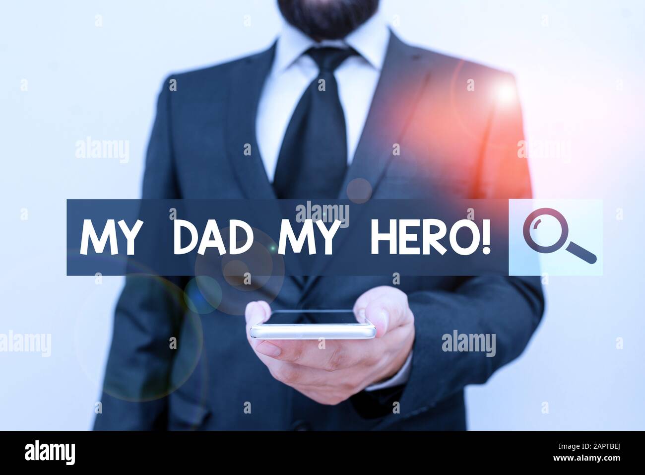 Hinweis zum "Mein Vater"-Helden wird geschrieben. Geschäftskonzept für Bewunderung für Ihren Vater Liebe Gefühle Gefühle Gefühle Kompliment Mann Mensch tragen formale Arbeit sui Stockfoto