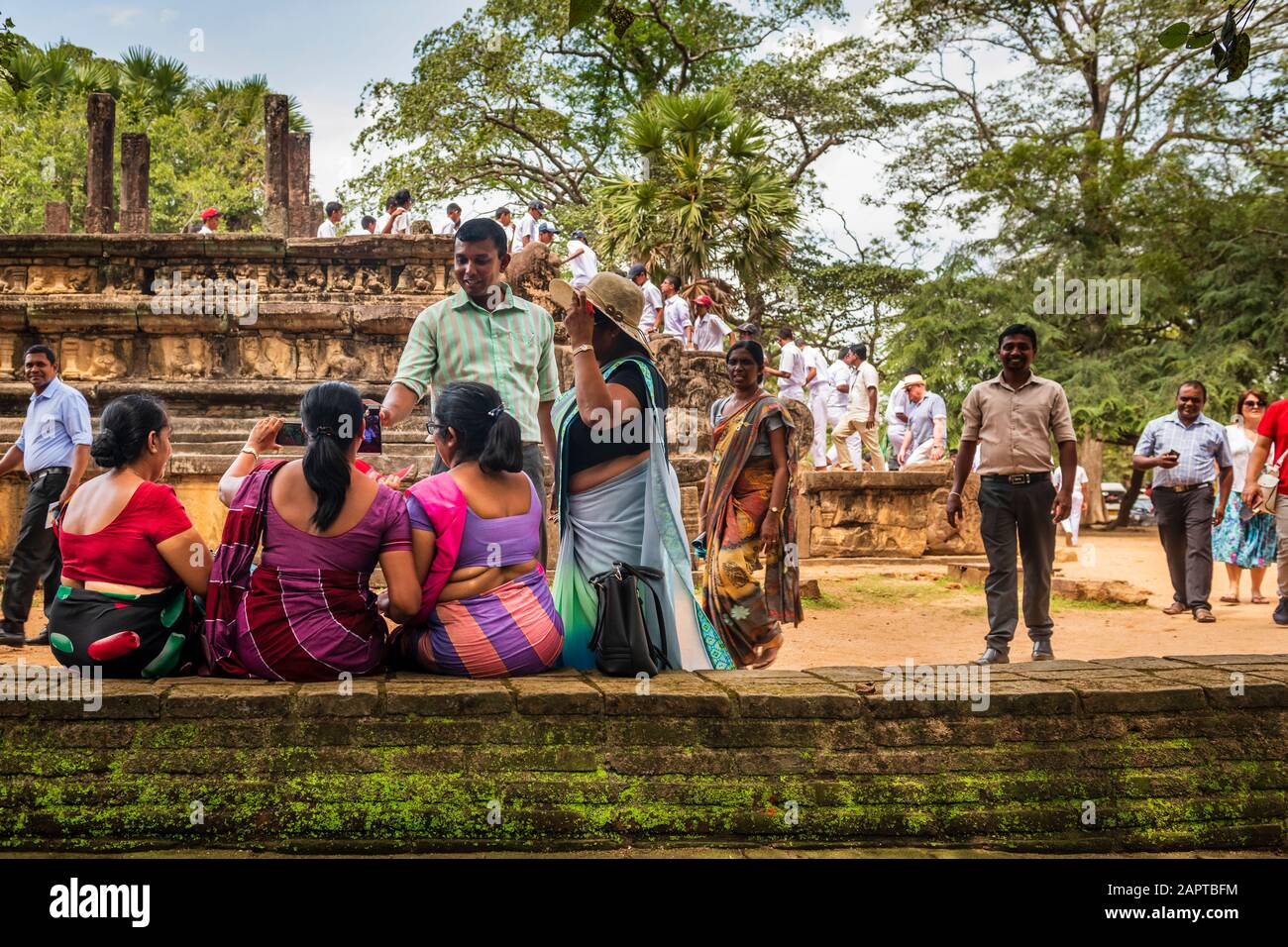 Besucher genießen die alten Überreste eines buddhistischen Klosters in der antiken Stadt Polonnaruwa in der Zentralprovinz von Sri Lanka. Stockfoto