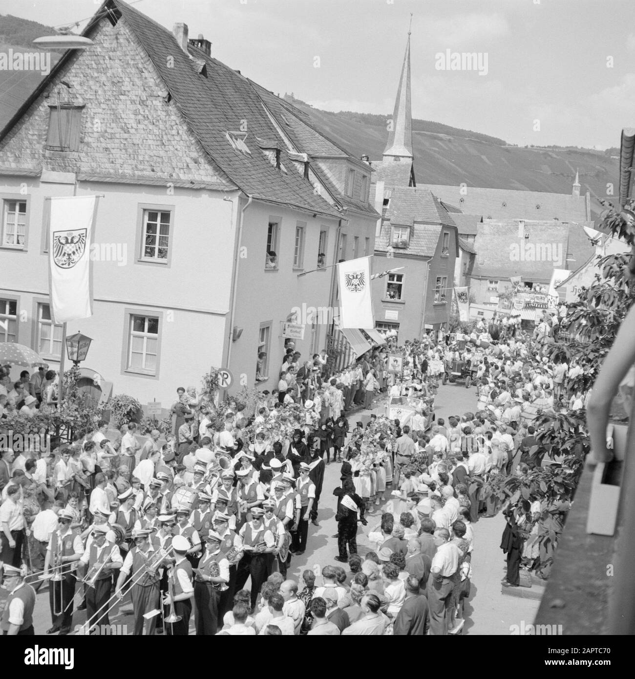 Mosel: Kostüm- und Weinfest Blick auf die Prozession in den Straßen von Kröv Datum: 4. Juli 1959 Ort: Deutschland, Kröv, Rheinland-Pfalz, Westdeutschland Schlagwörter: Kostüm, Veranstaltungen, Eventzuschauer, Volksfeste Stockfoto