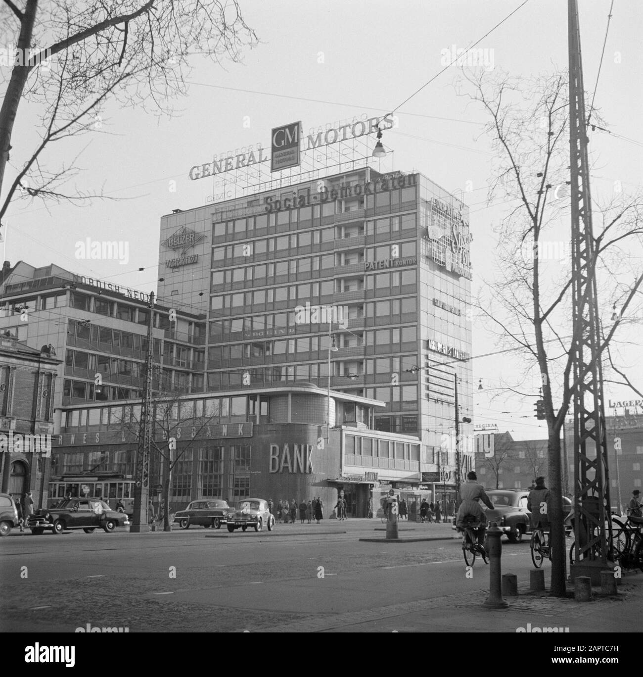 Besuch in Kopenhagen Blick auf die Vesterbrogade mit im Hintergrund ein Büro von Arbejdernes Landsbank und ein Büro- und Ladengebäude mit Werbung für General Motors Datum: März 1954 Standort: Dänemark, Kopenhagen, Vesterbrogade Schlüsselwörter: Autos, Banken, Radfahrer, Gebäude, Büros, Straßenstatuen, Geschäfte Stockfoto