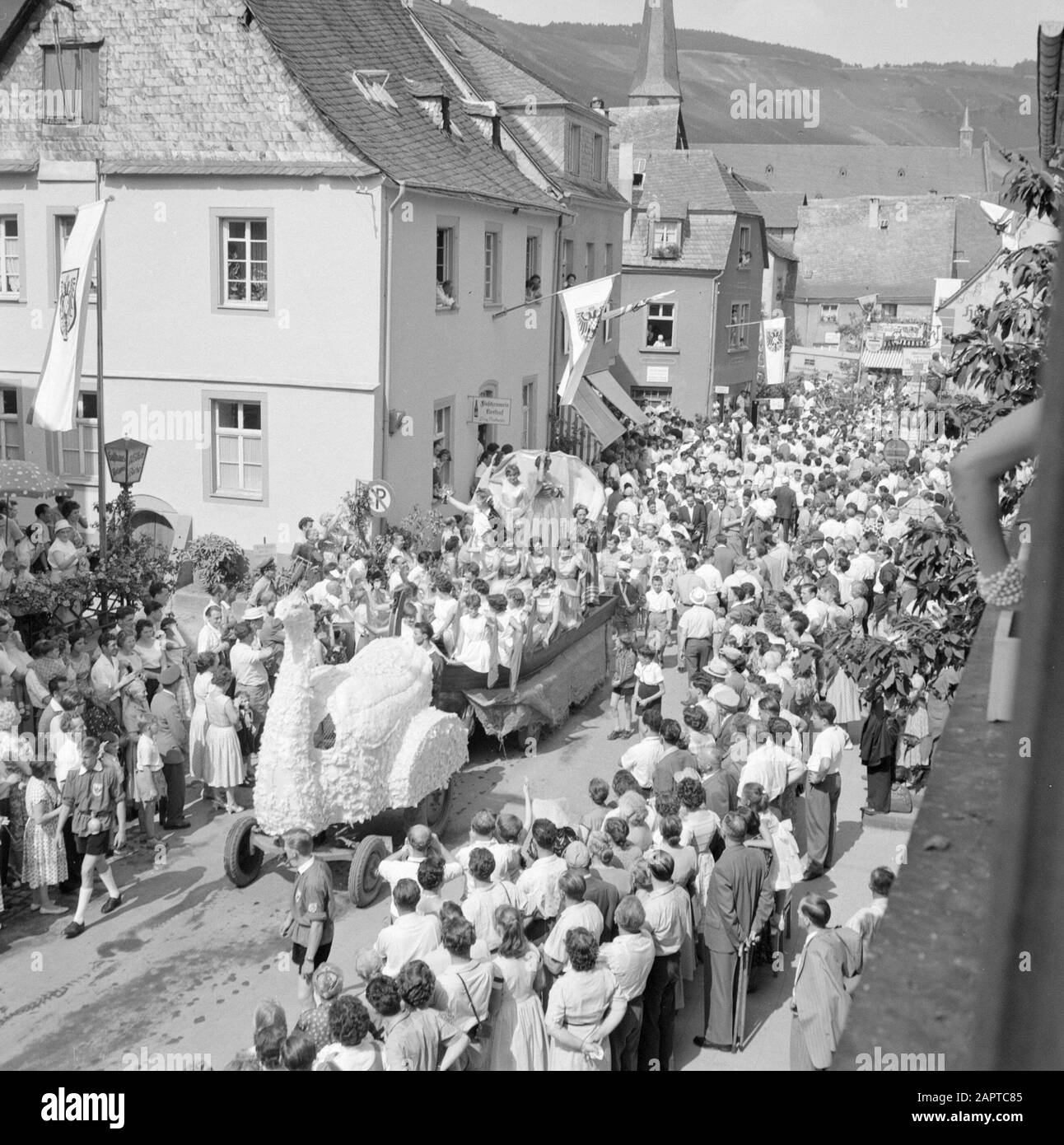 Mosel: Kostüm- und Weinfest Blick auf die Prozession in den Straßen von Kröv Datum: 4. Juli 1959 Ort: Deutschland, Kröv, Rheinland-Pfalz, Westdeutschland Schlagwörter: Kostüm, Veranstaltungen, Eventzuschauer, Volksfeste Stockfoto