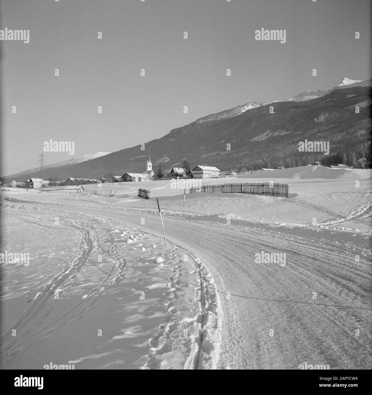 Winter in Österreich Sistrans im Schnee ansehen Datum: Januar 1960 Ort: Österreich, Sistrans, Tyrol Schlüsselwörter: Berge, Dörfer, Landschaften, Schnee, Winter Stockfoto