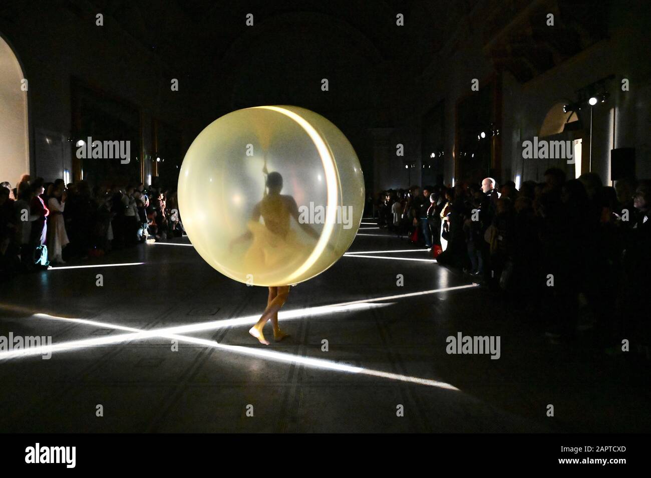 Fredrik Tjaerandsen.'Fashion in Motion' Präsentation in der berühmten Raphael Gallery der V&A. Victoria and Albert Museum, Knightsbridge, London. GROSSBRITANNIEN Stockfoto