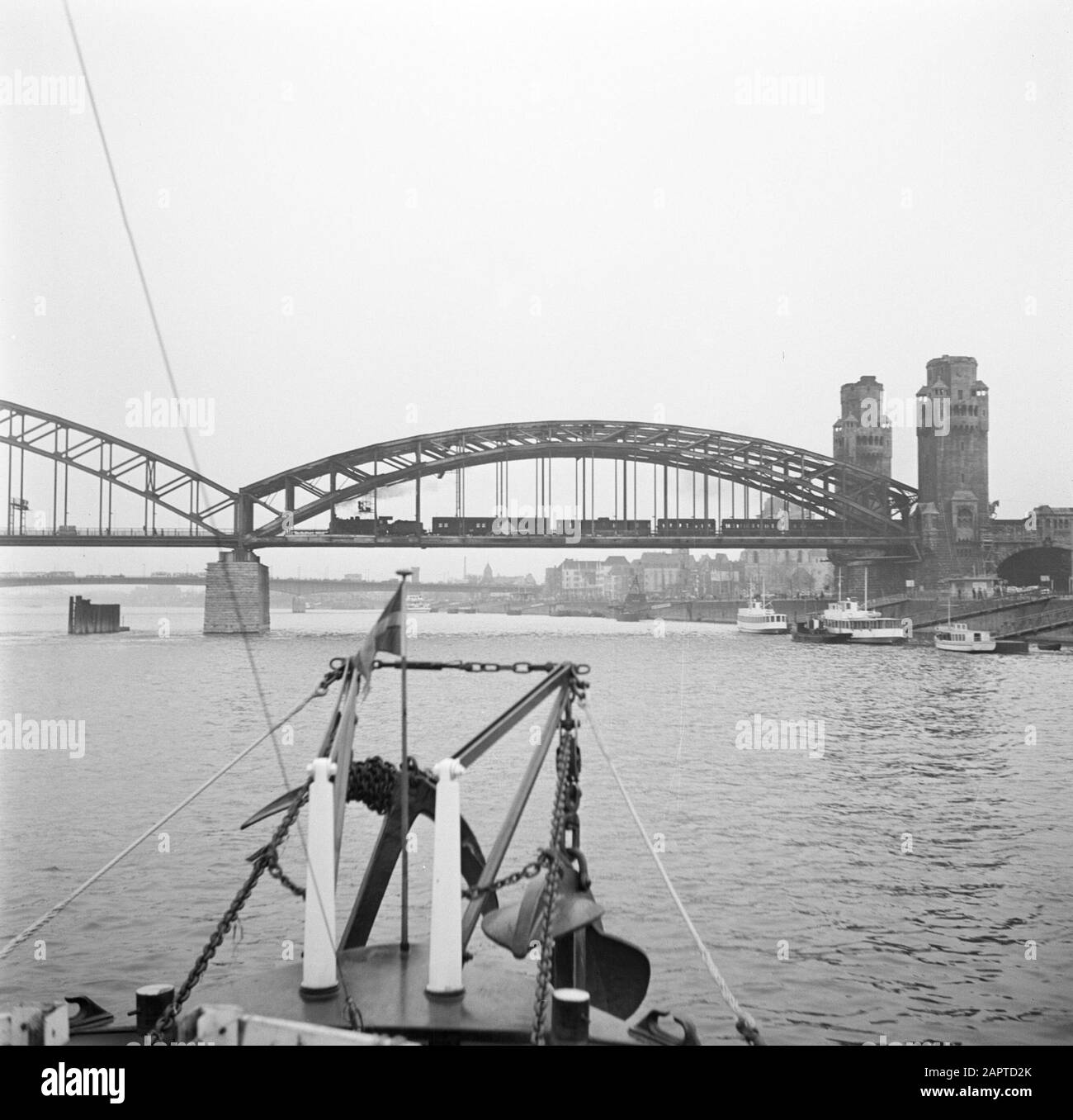 Rheinnavigation, Bericht vom Schleppschiff Damco 9: Westdeutschlandblick vom Rhein auf die hohengernbrücke mit Türmen Datum: 1. April 1955 Standort: Deutschland, Köln, Westdeutschland Schlagwörter: Flüsse, Eisenbahnbrücken, Stadtbild Stockfoto