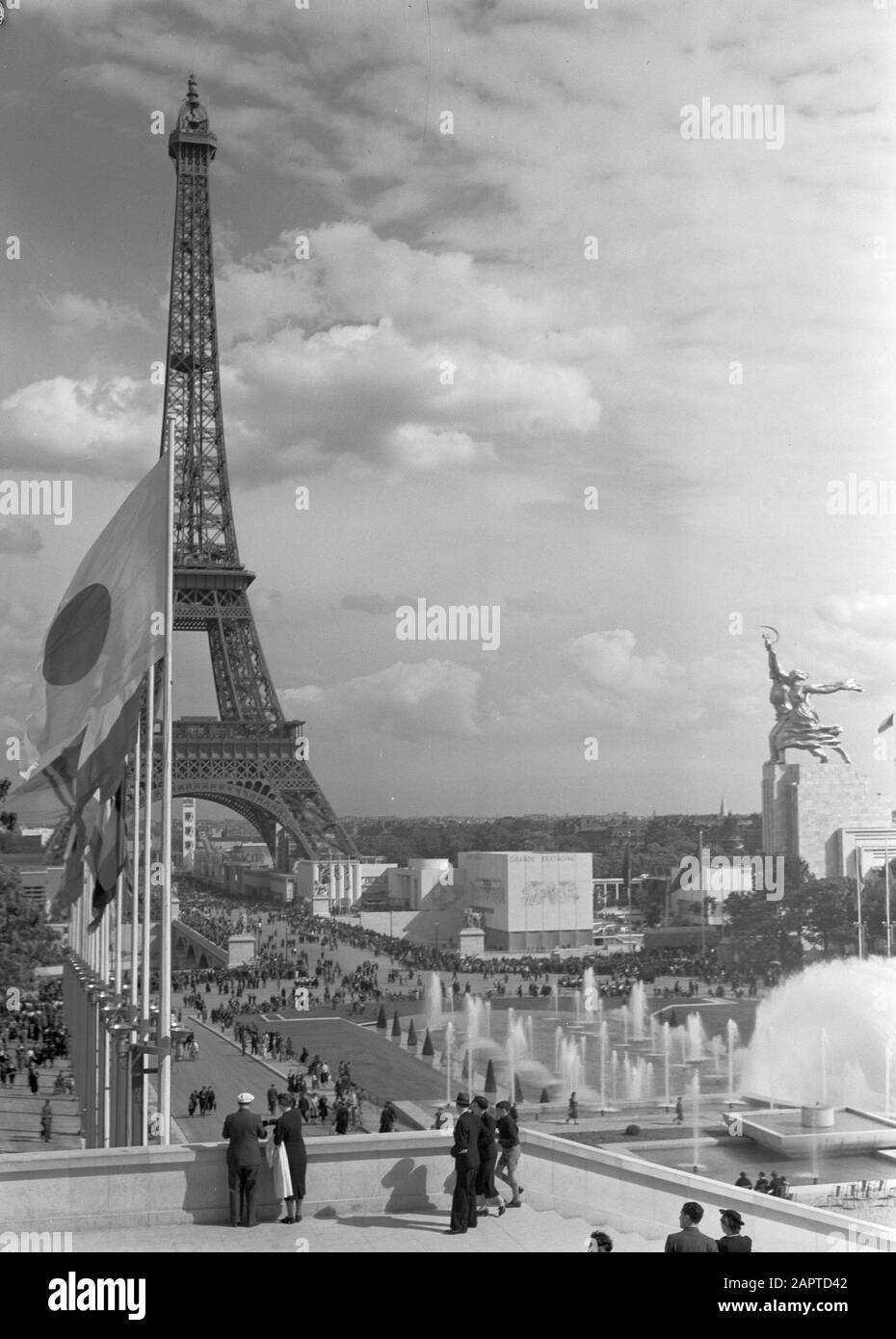 Weltausstellung Paris 1937 Blick von den Terrassen des Palais de Chaillot auf dem Eiffelturm, dem kanadischen Pavillon, dem französischen Pavillon Grande Bretagne und dem Pavillon von Schweden und der UdSSR Datum: 1937 Ort: Frankreich, Paris Stichwörter: Skulpturen, Brunnen, Öffentlichkeit, Terrassen, Türme, Fahnen, Weltausstellungen Stockfoto