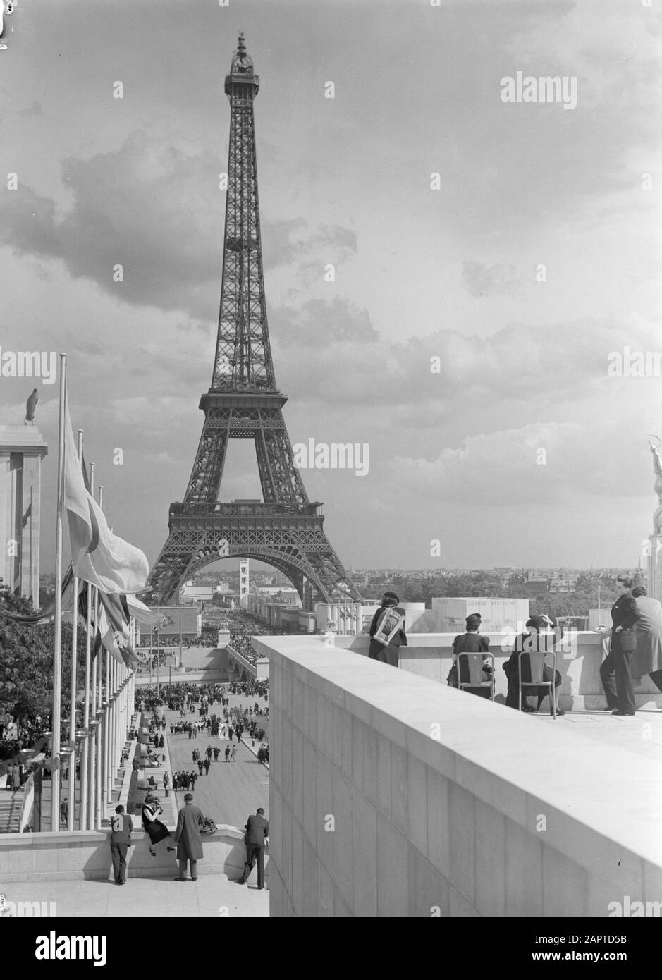 Weltausstellung Paris 1937 Blick von den Terrassen des Palais de Chaillot auf dem Eiffelturm, mit dem deutschen und belgischen Pavillon auf der linken Seite und dem schwedischen Pavillon auf der rechten Seite und mit dem Publikum im Vordergrund, dessen wenige Personen auf den Plätzen Datum: 1937 Ort: Frankreich, Paris Stichwörter: Publikum, Stühle, Türme, Fahnen, Weltausstellungen Stockfoto