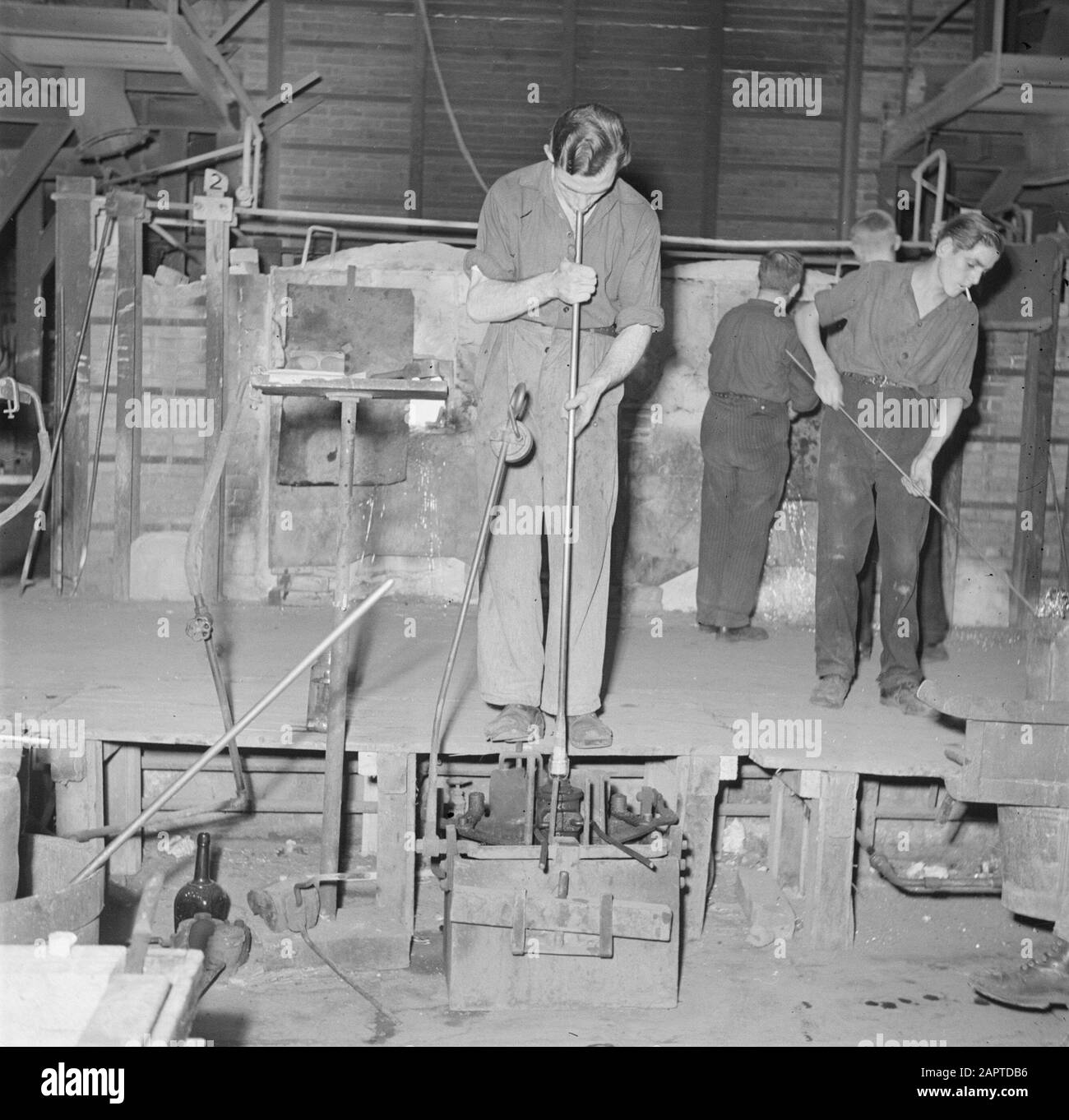 Glasfabriek Leerdam Glasbläserei in der Glasfabriek Leerdam Datum: 1937 Standort: Leerdam Stichwörter: Glasbläser, Glaskunst Stockfoto