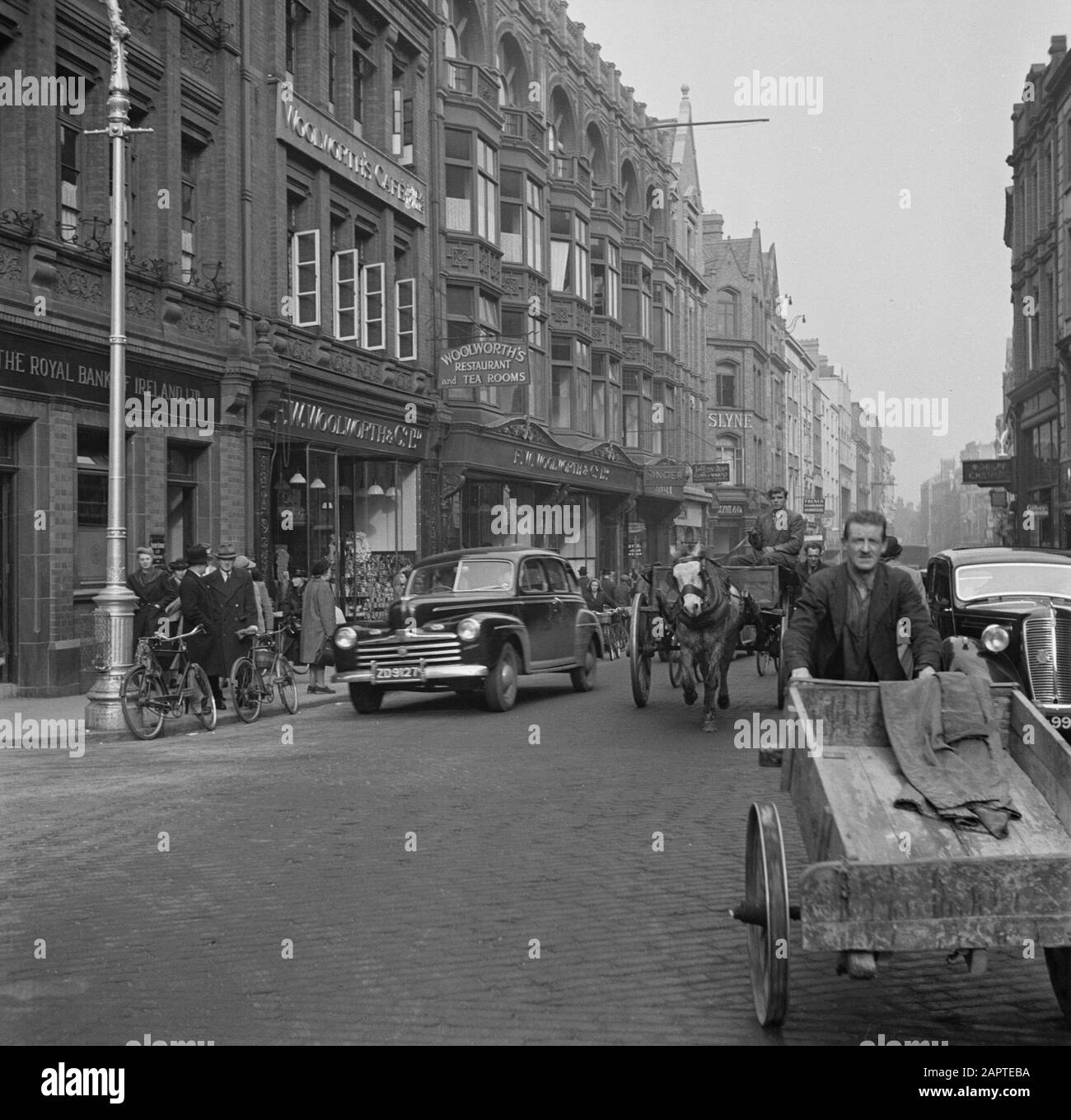 Mehrere Verkehrsarten auf der Grafton Street, Dublin im Jahr 1946; Stockfoto