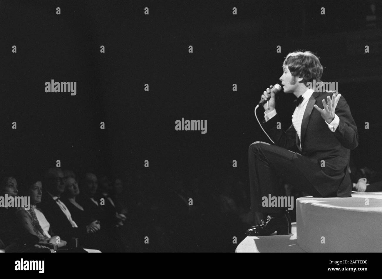 Grand Gala du Disque in RAI Amsterdam. Vincent Edwards Anmerkung: Hatte 1969 einen Hit mit Dankeschön Datum: 27. Februar 1970 Ort: Amsterdam, Noord-Holland persönlicher Name: Edwards, J. Vincent Institutionname: RAI Stockfoto