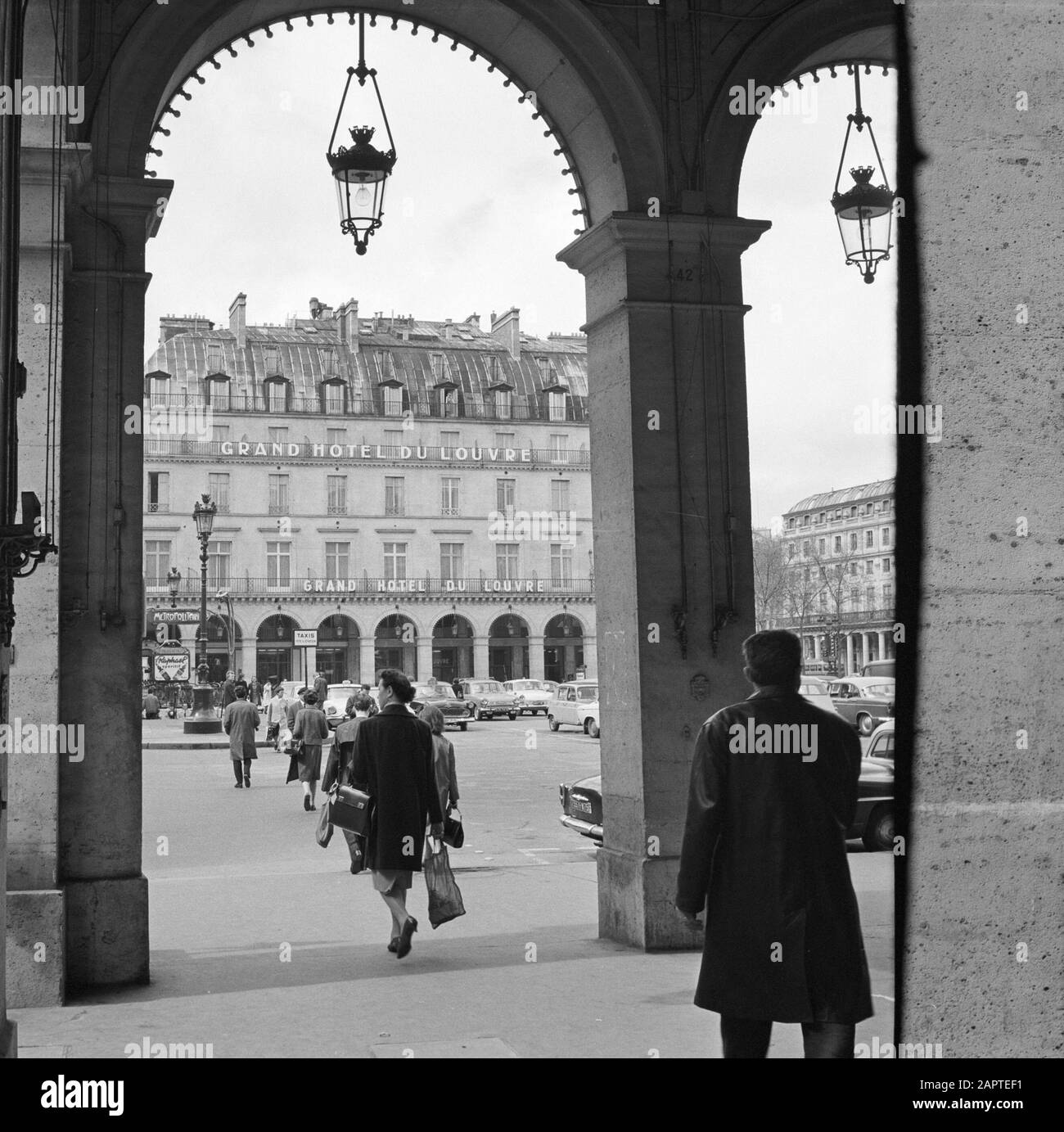 Pariser Bilder [Das Straßenleben von Paris] Grand Hôtel du Louvre am Place André Malreux Datum: 1965 Ort: Frankreich, Paris Stichwörter: Hotels, Plätze, Straßenbilder Stockfoto