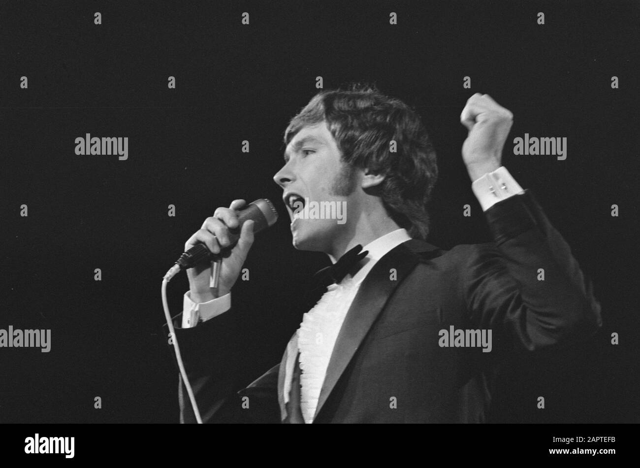 Grand Gala du Disque in RAI Amsterdam. Vincent Edwards Anmerkung: Hatte 1969 einen Hit mit Dankeschön Datum: 27. Februar 1970 Ort: Amsterdam, Noord-Holland persönlicher Name: Edwards, J. Vincent Institutionname: RAI Stockfoto