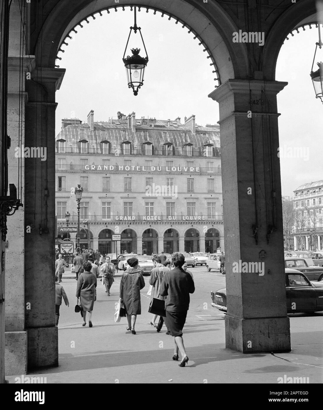 Pariser Bilder [Das Straßenleben von Paris] Grand Hôtel du Louvre am Place André Malreux Datum: 1965 Ort: Frankreich, Paris Stichwörter: Hotels, Plätze, Straßenbilder Stockfoto