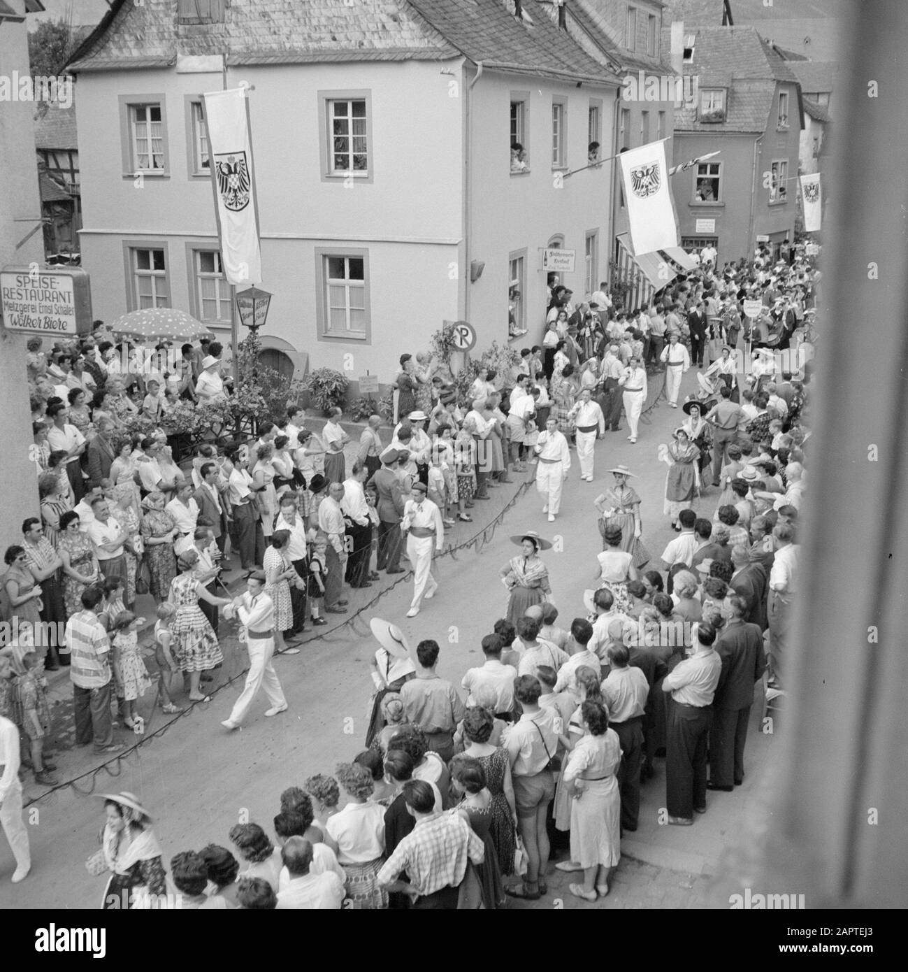 Mosel: Kostüm- und Weinfestgruppe in Tracht, vermutlich Fischer aus Südeuropa Datum: 4. Juli 1959 Ort: Deutschland, Kröv, Rheinland-Pfalz, Westdeutschland Schlagwörter: Traditionelle Kosten, Paraden, Zuschauer, Volksfeste Stockfoto