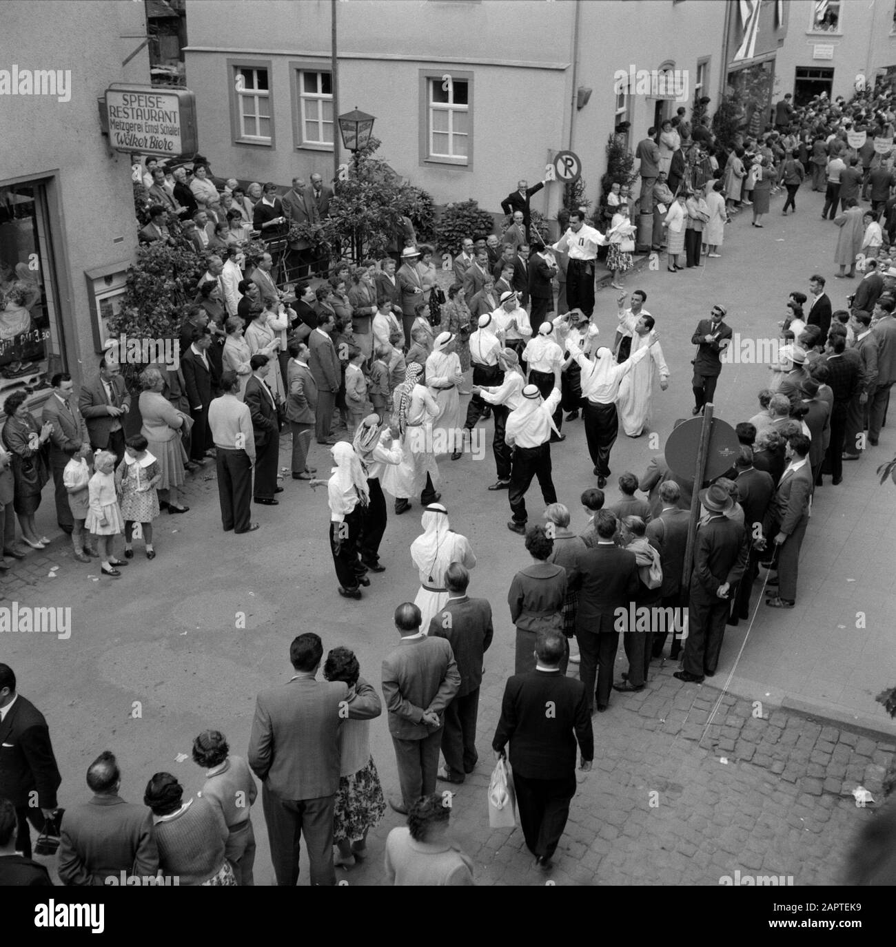 Mosel: Kostüm- und Weinfestgruppe Araber im Umzug Datum: Juni 1960 Ort: Deutschland, Kröv, Rheinland-Pfalz, Westdeutschland Schlagwörter: Kostüm, Paraden, Publikum, Volksfeste Stockfoto