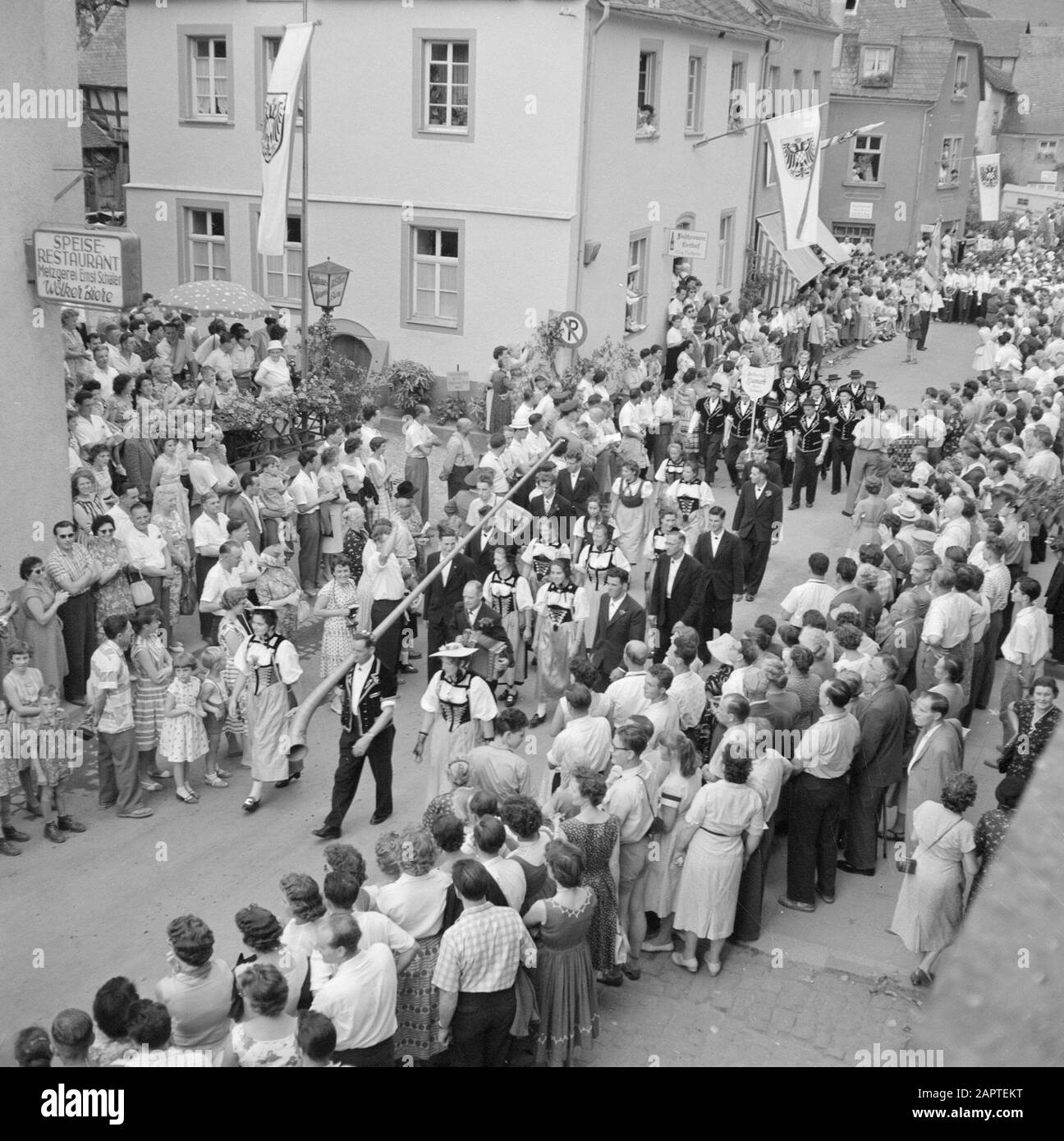 Mosel: Kostüm- und Weinfest Gruppe in Tracht mit Alpenhorn ab Schweiz Datum: 4. Juli 1959 Ort: Deutschland, Kröv, Rheinland-Pfalz, Westdeutschland Schlagwörter: Tracht, Paraden, Zuschauer, Volksfeste Stockfoto